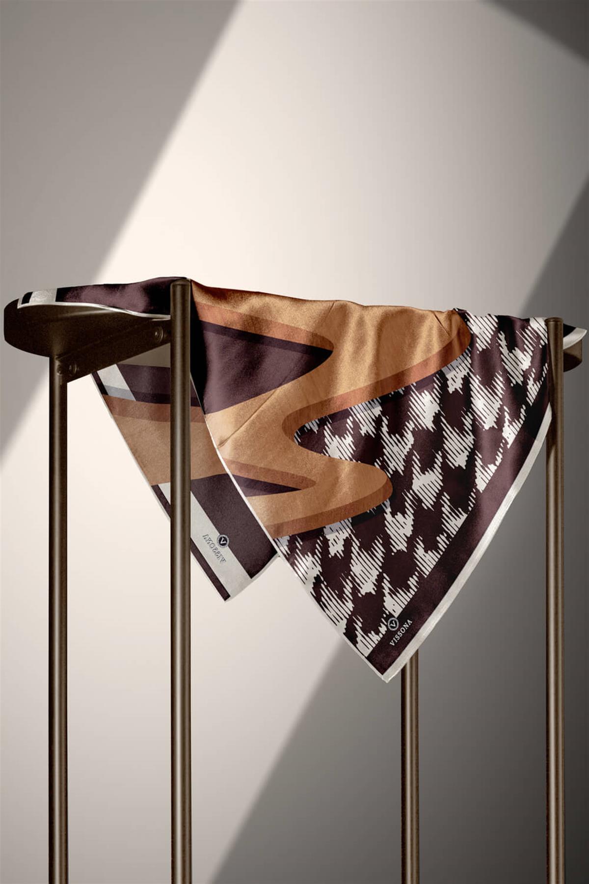 %100 Twill İpek Kazayağı Desenli Kahverengi - Bakır Renkli 90x90 Eşarp Kenar Dikiş Şekli El Dikişli