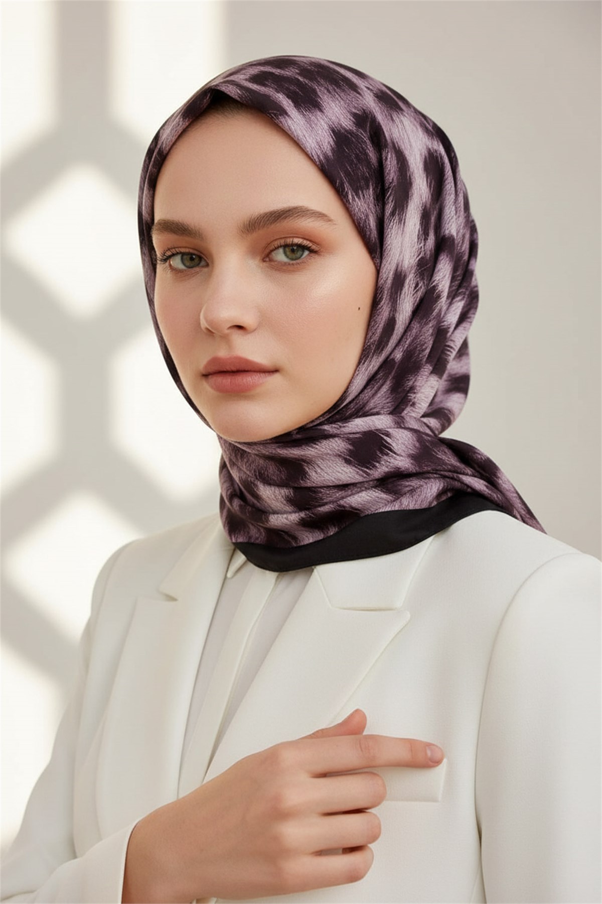 KREP LEOPAR DESENLİ GÜL KURUSU - SİYAH RENKLİ 75X195 KIRIŞMAZ ŞAL