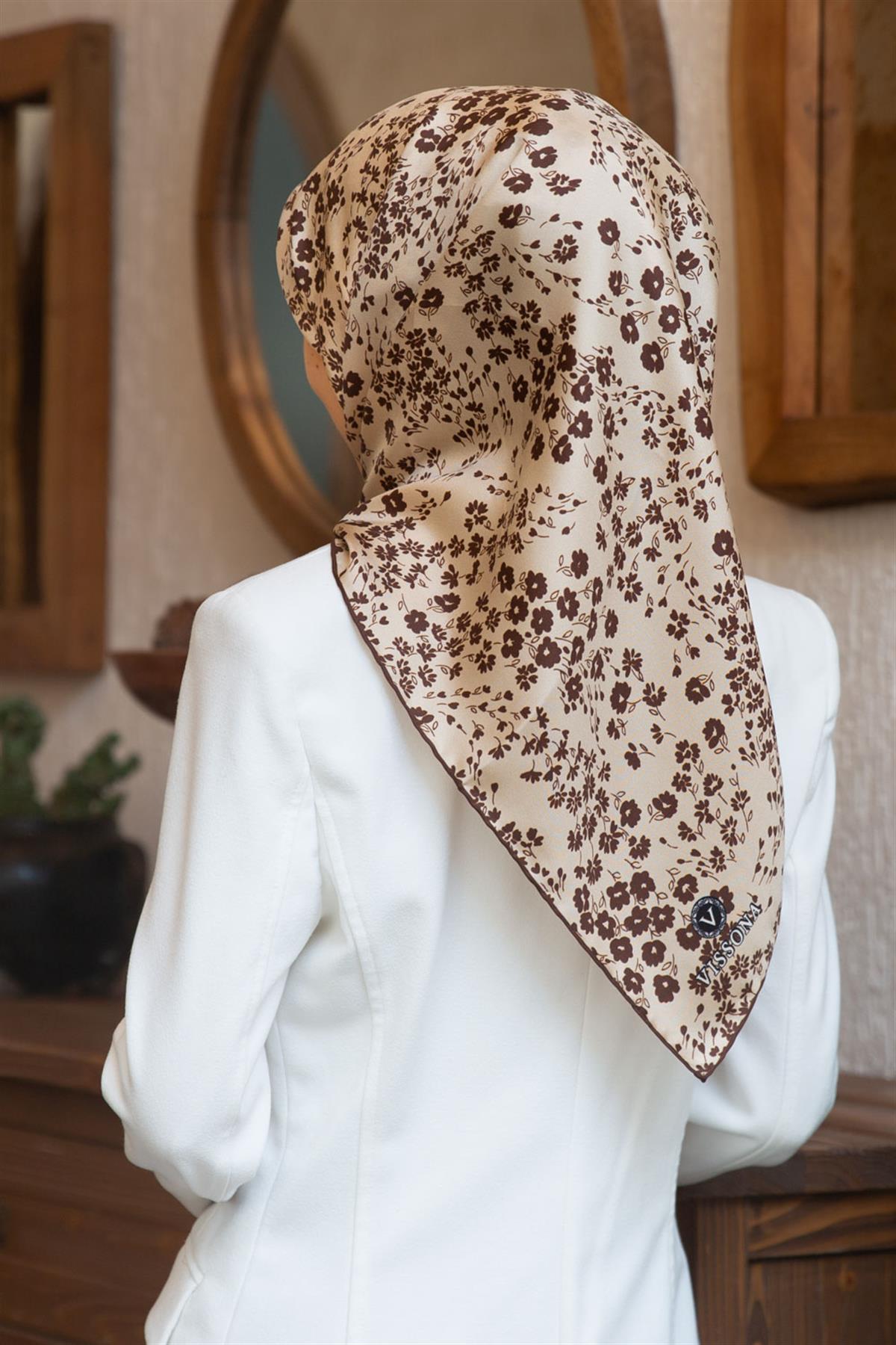 %100 Twill İpek Çıtır Çiçek Desenli Bej - Kahverengi Renkli 90x90 Eşarp Dikim Şekli : El Dikişi