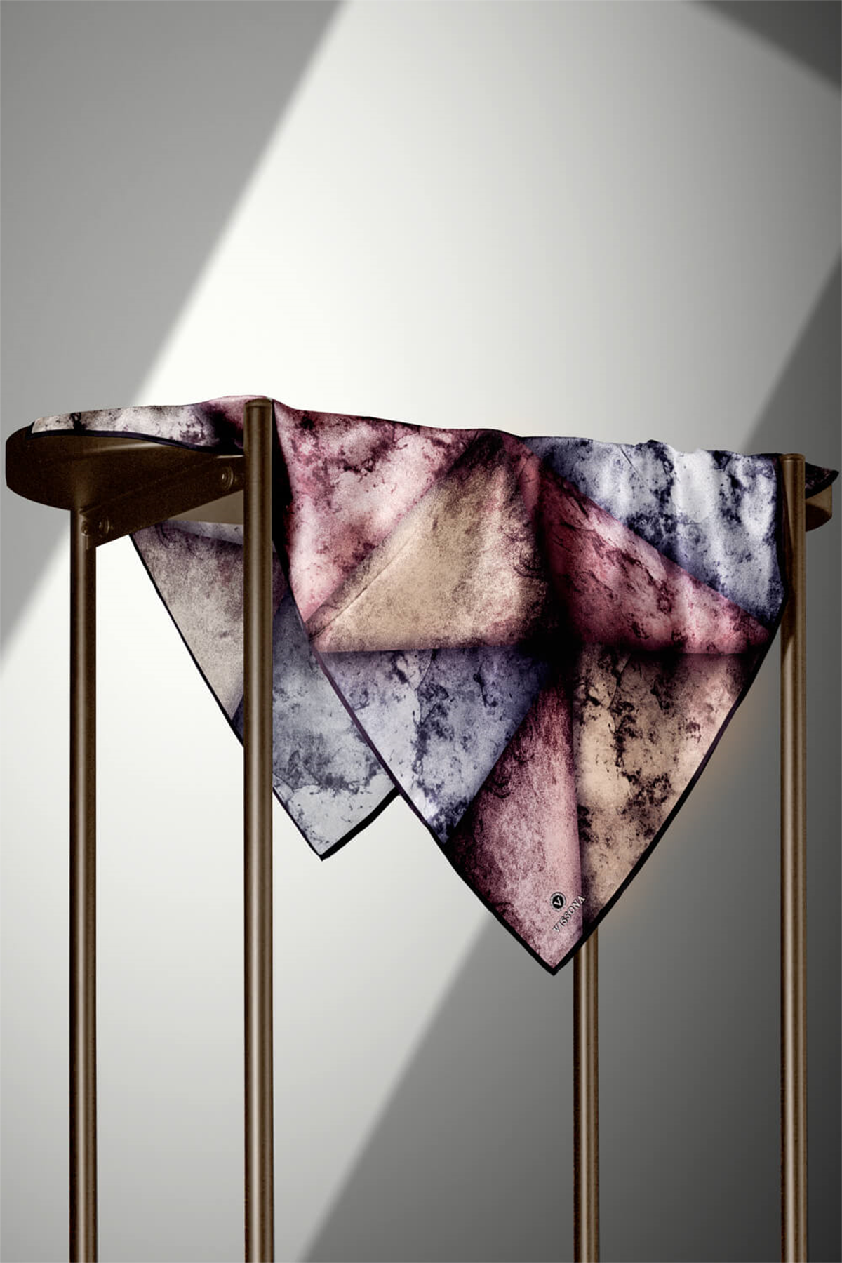 % 57 İPEK % 43 VİSKON Twill İpek Dokulu Ve Geometrik Desenli Pudra - Gri Renkli 90x90 Eşarp Dikim Şekli : El Dikişi