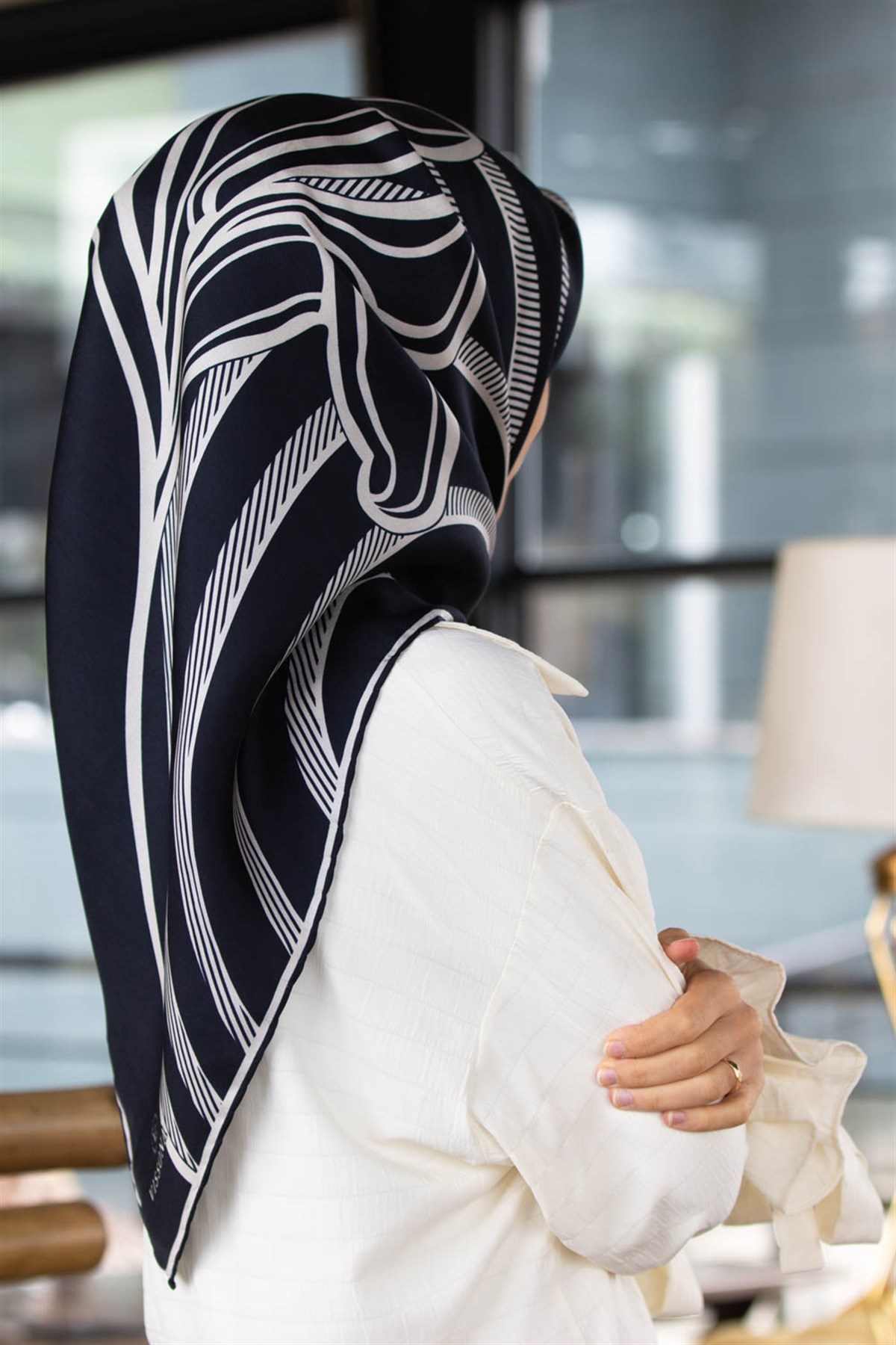 %100 Twill İpek Çizgili Çiçek Desenli Lacivert - Krem Renkli 90x90 Eşarp Dikim Şekli : El Dikişi