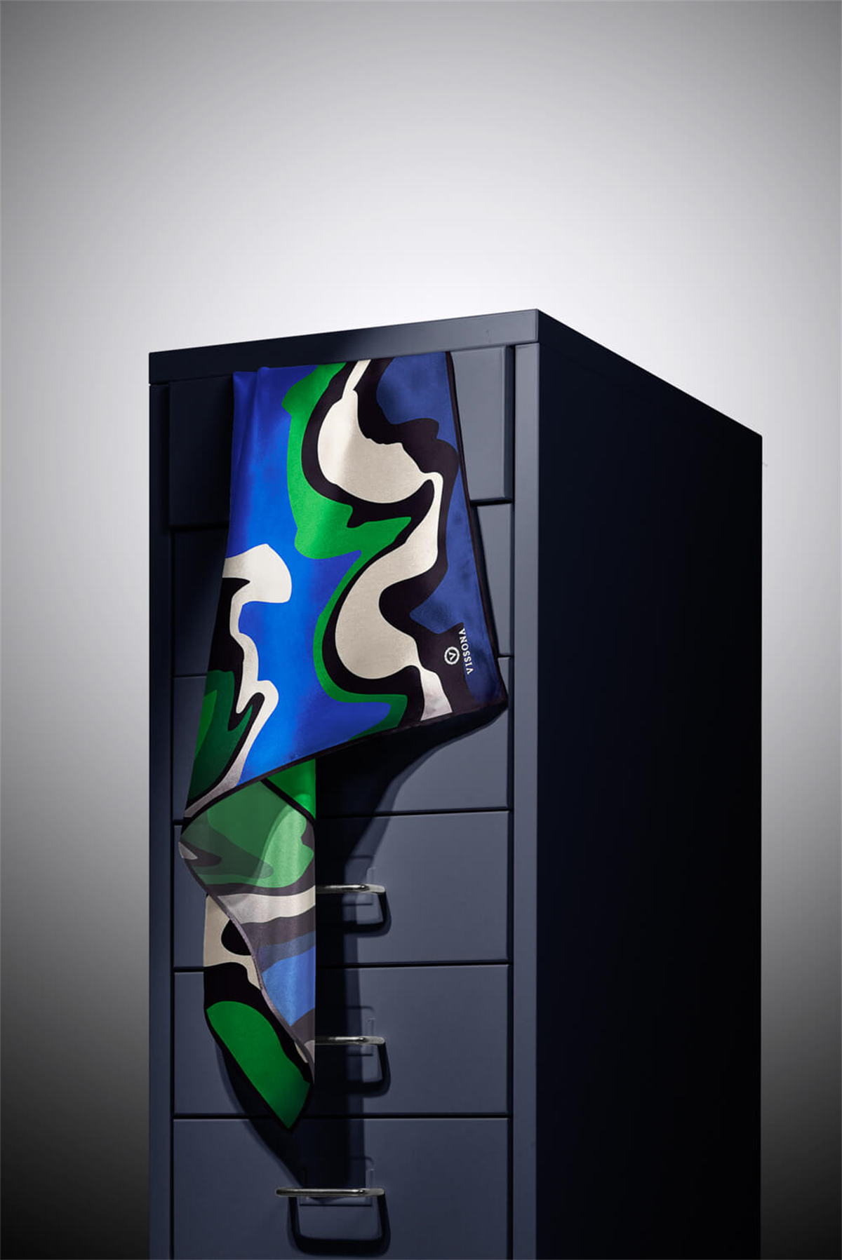 % 57 İPEK % 43 VİSKON Twill İpek Dalga Desenli Saks - Zümrüt Yeşili Renkli 90x90 Dikim Şekli : El Dikişi Eşarp