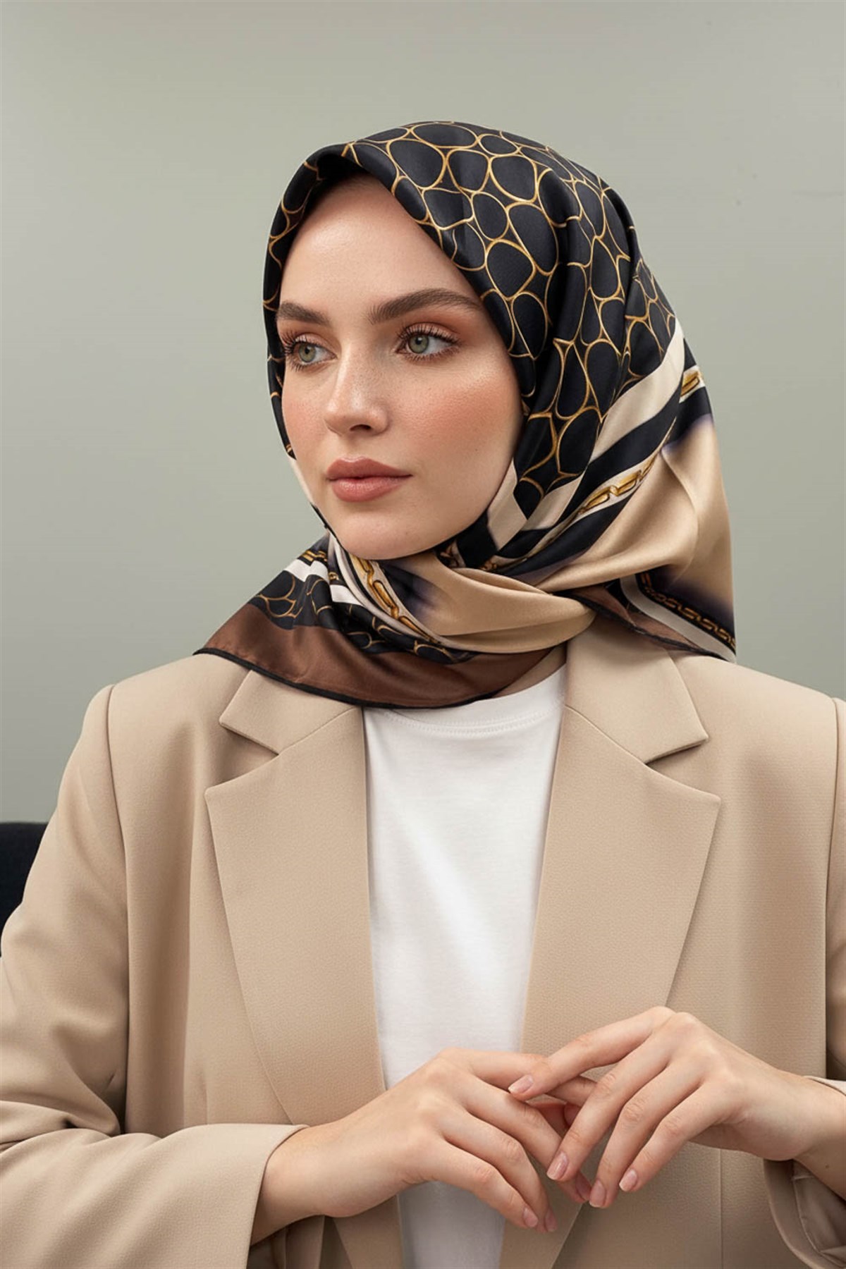 % 57 İPEK %43 VİSKON Twill İpek Gold Halka Desenli Bej - Kahverengi Renkli 90x90 Eşarp Dikim Şekli : El Dikişi