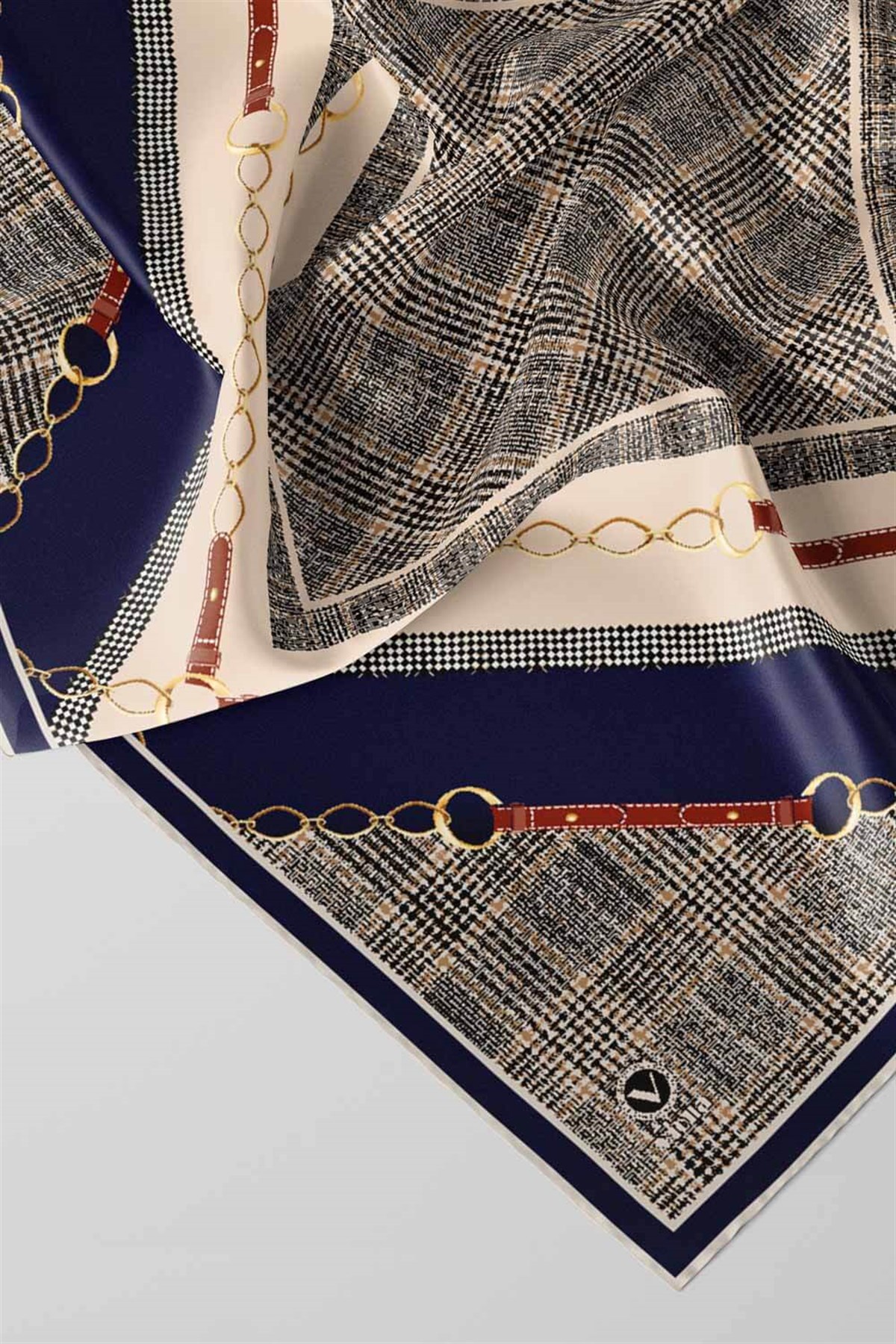 Twill Kemer ve Zincir Detaylı Ekose Desenli Lacivert Renkli 90x90 Eşarp (İpek İçermez) Kenar Dikiş Şekli El Dikişli