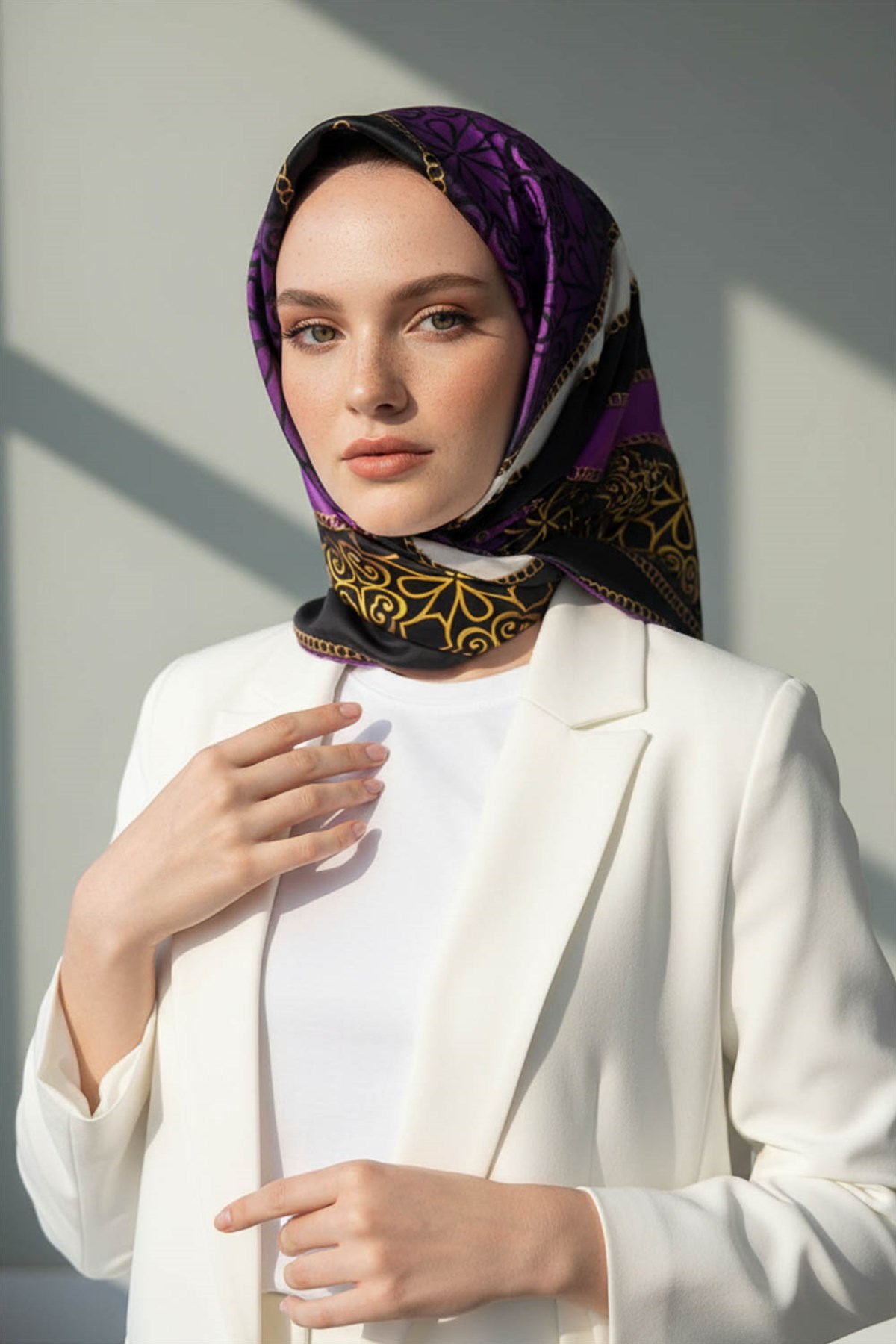 %100 Twill İpek Zincirli Ve Etnik Desenli Mürdüm - Siyah Renkli 90x90 Eşarp Dikim Şekli : El Dikişi