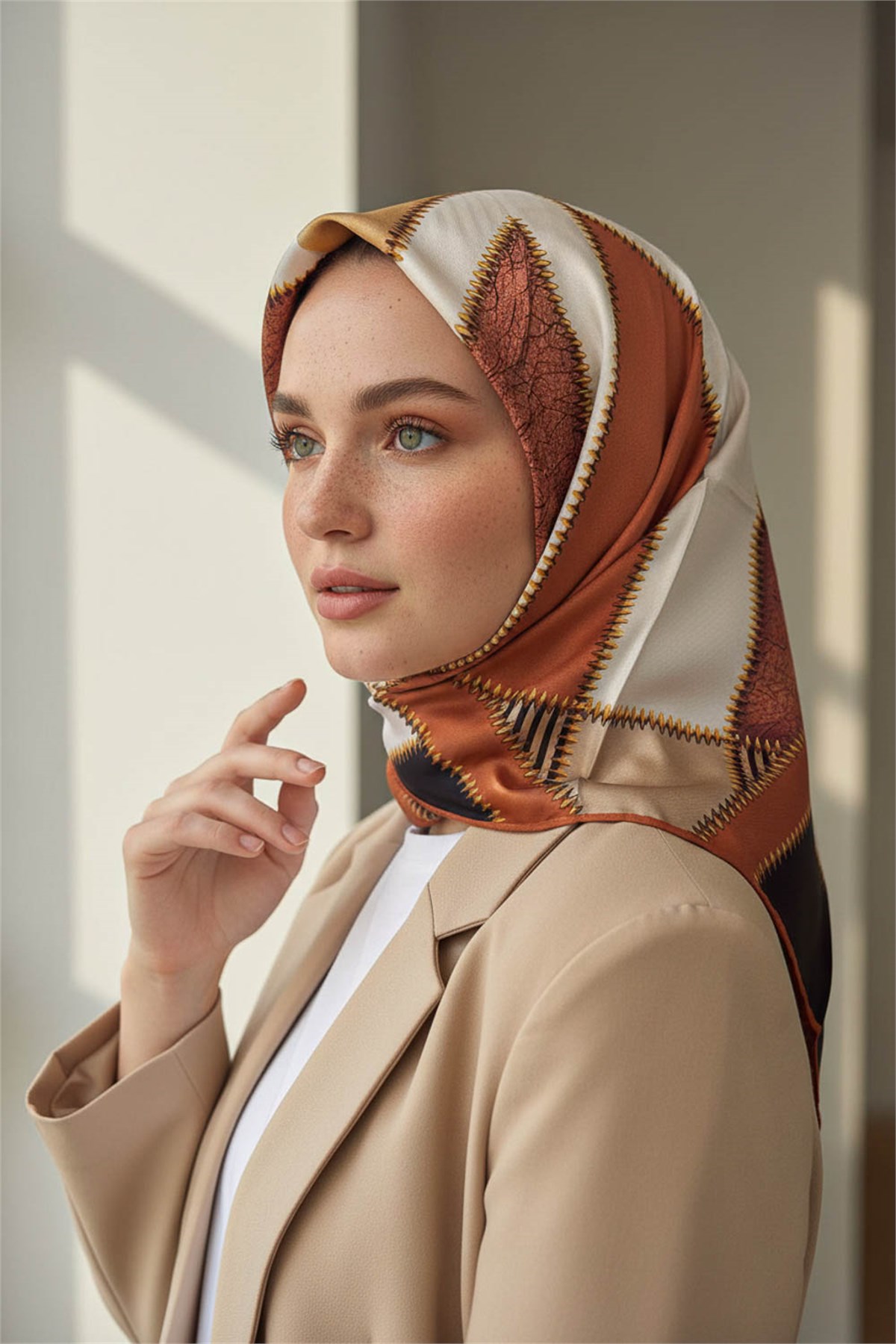%100 Twill İpek Geometrik Desenli Taba - Siyah Renkli 90x90 Eşarp Dikim Şekli : El Dikişi