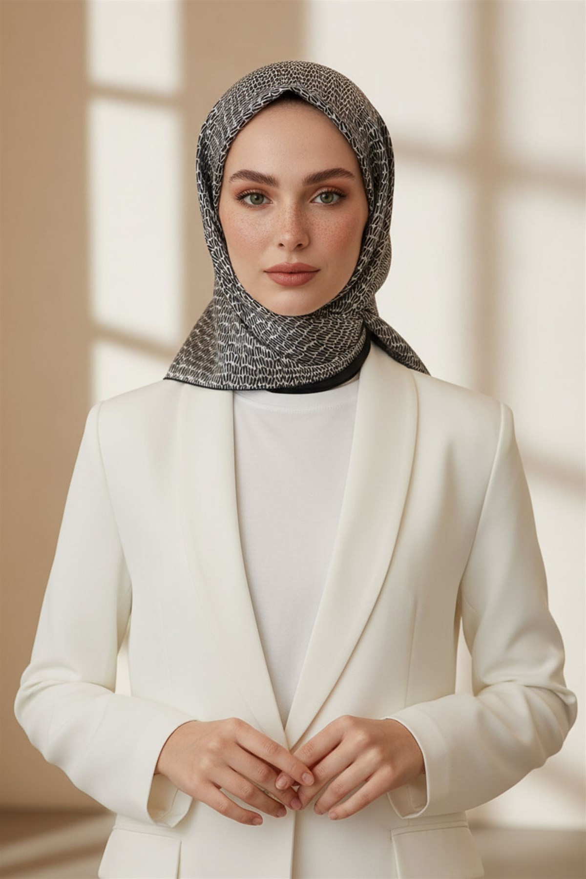 %100 Twill İpek Çizgi Desenli Krem - Siyah Renkli 90x90 Eşarp Dikim Şekli : El Dikişi