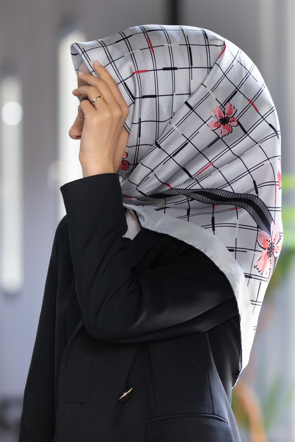 %100 Twill İpek Çıtır Çiçek Desenli Gümüş - Pembe Renkli 90x90 Eşarp Dikim Şekli : El Dikişi