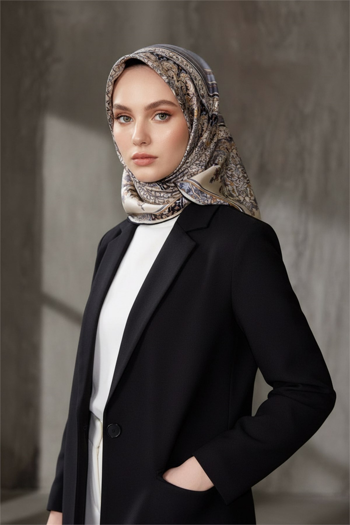 %100 Twill İpek Şal Desenli Gri Renkli 90x90 Eşarp Dikim Şekli : El Dikişi