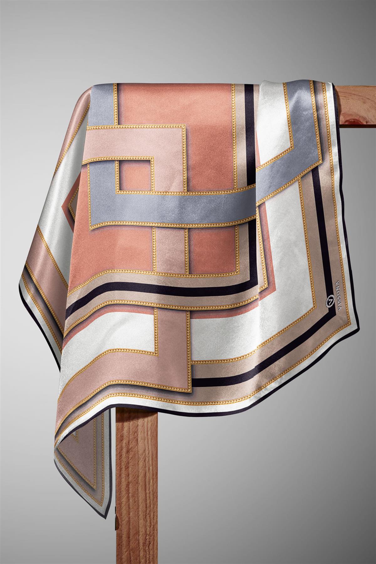 %100 Twill İpek Geometrik Desenli Pudra - Gümüş Renkli 90x90 Eşarp Dikim Şekli : El Dikişi