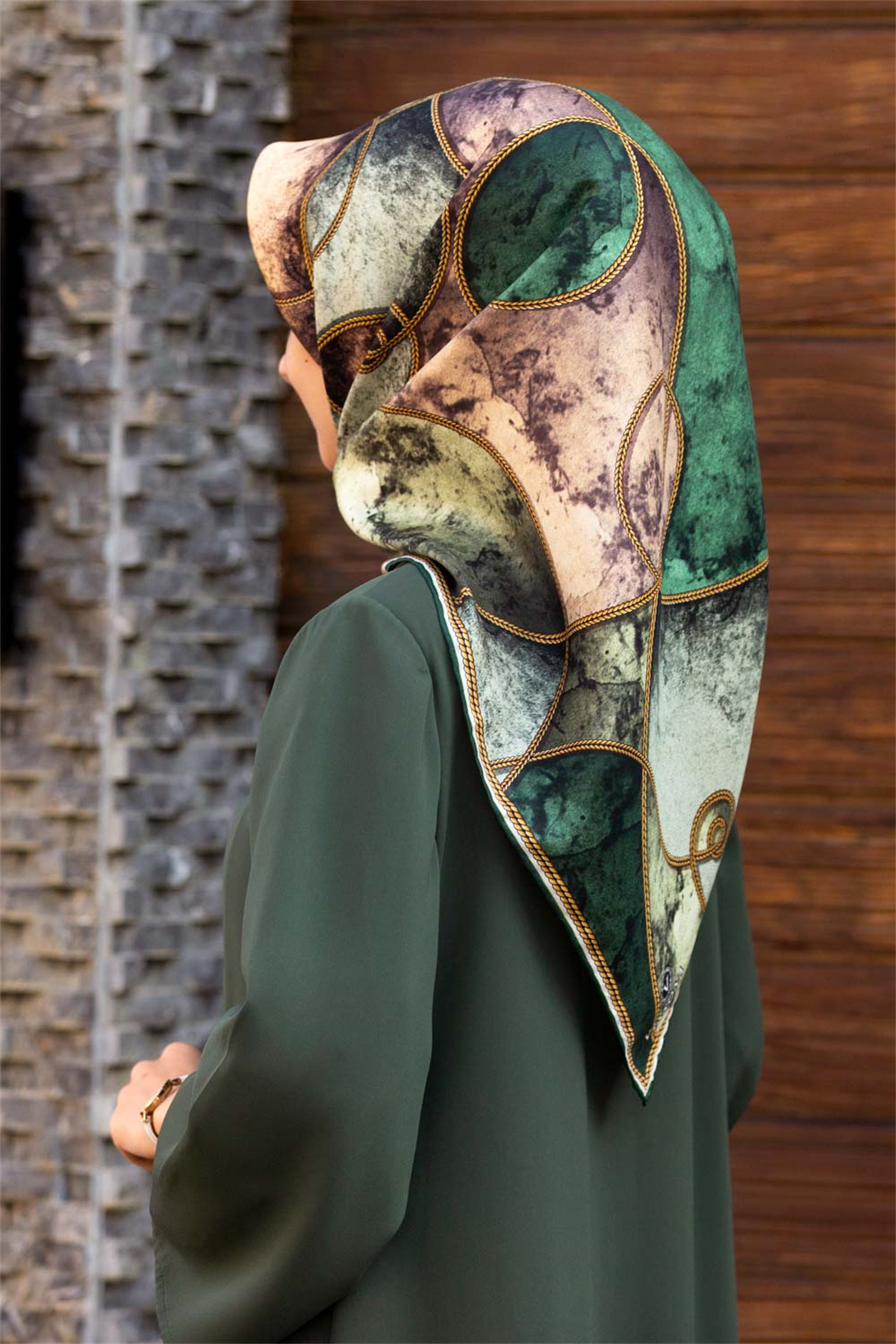 % 57 İPEK % 43 VİSKON Twill İpek Zincirli Mermer Desenli Zümrüt Yeşili - Haki Renkli 90x90 Eşarp Dikim Şekli : El Dikişi