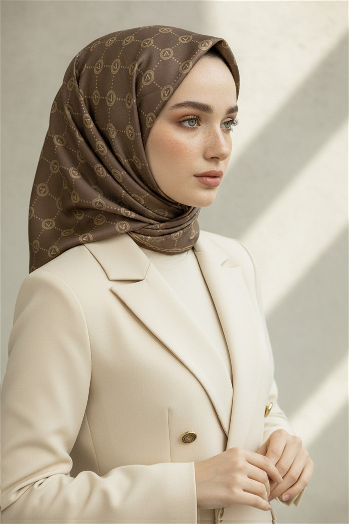 %100 Twill İpek Eşarp 90x90 Sütlü Kahve Monogram Desenli El Dikişli Kadın Eşarp