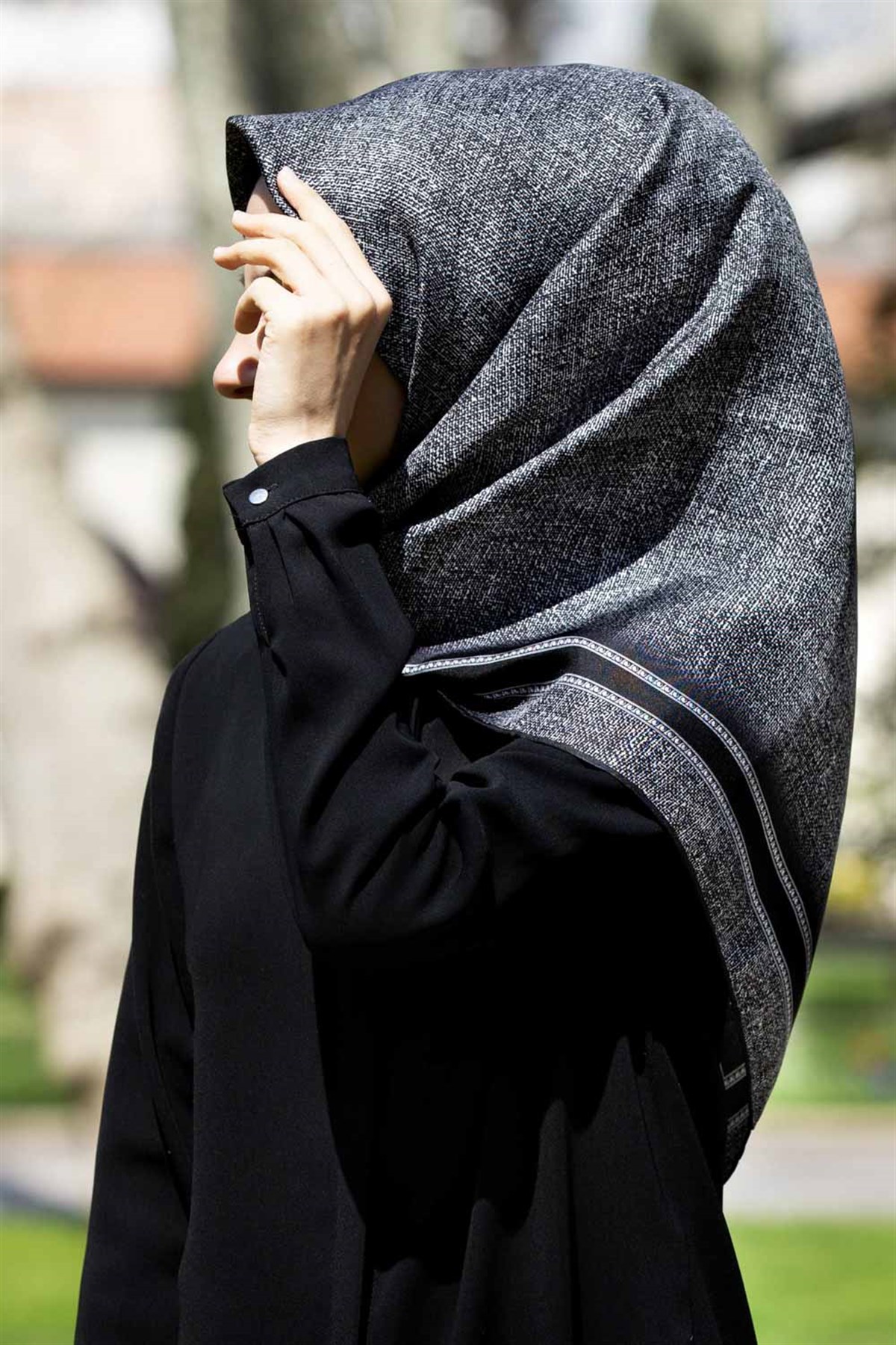 % 57 İPEK % 43 VİSKON Twill İpek Dokulu Şerit Desenli Siyah - Gri Renkli 90x90 Eşarp Dikim Şekli : El Dikişi