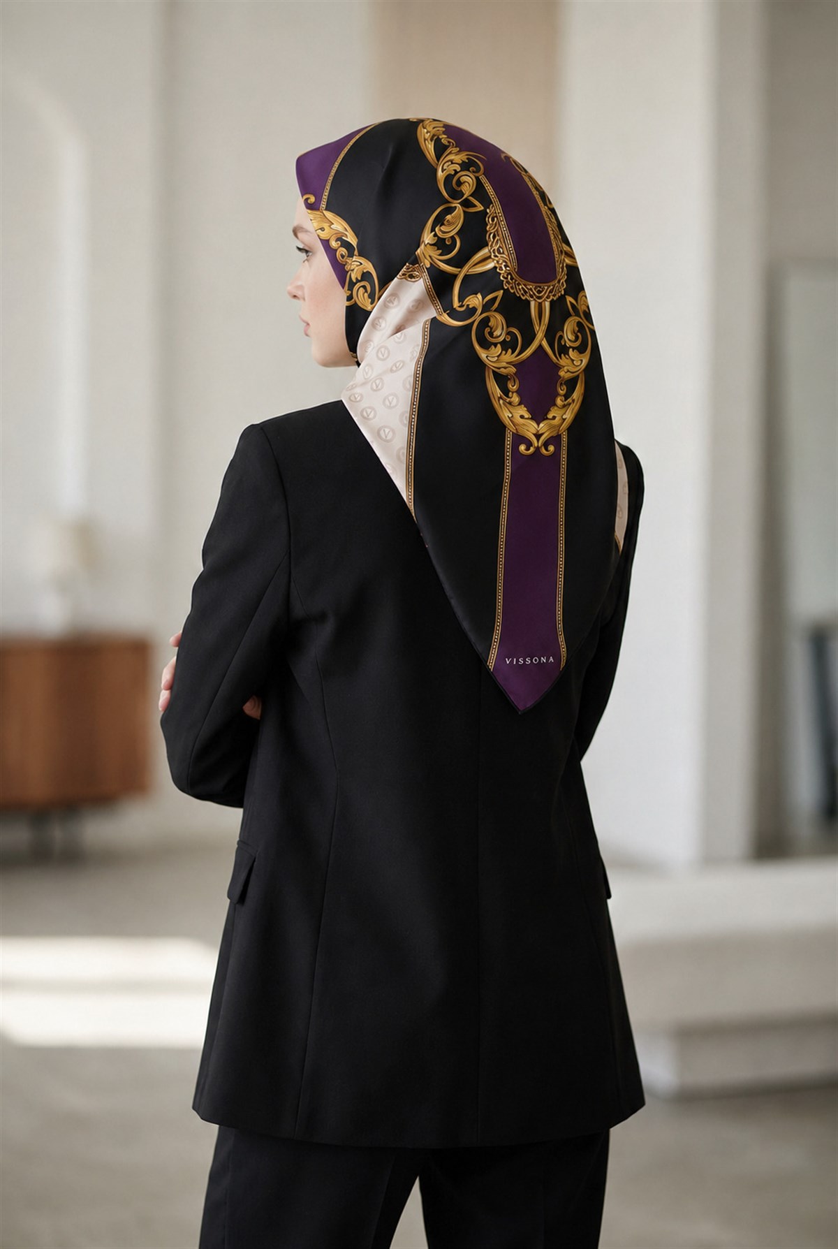%100 Twill İpek Monogram Ve Barok Desenli Krem - Mürdüm Renkli 90x90 Eşarp Dikim Şekli : El Dikişi