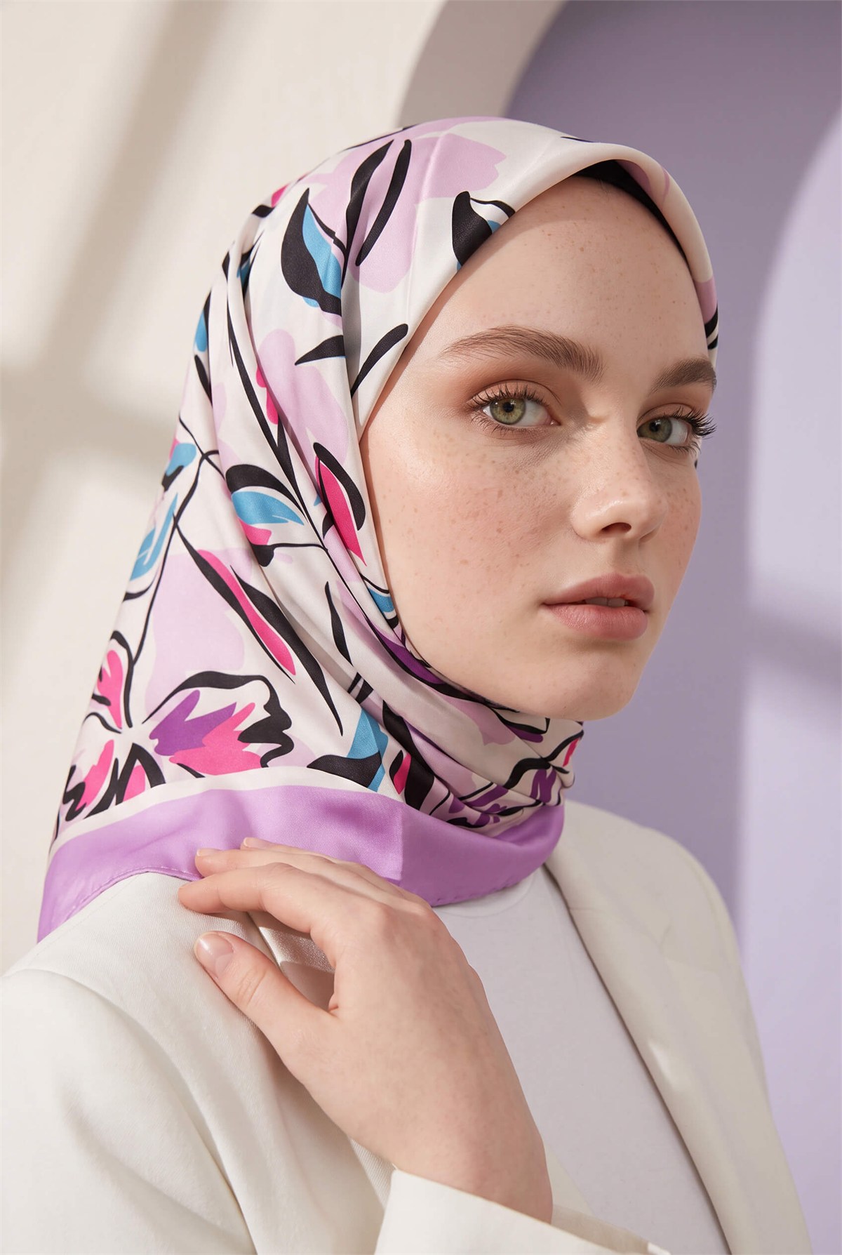 Rayon Bordürlü Çiçek Desenli Lila Renkli 90x90 Dikim Şekli : El Dikişi Eşarp (İpek İçermez)