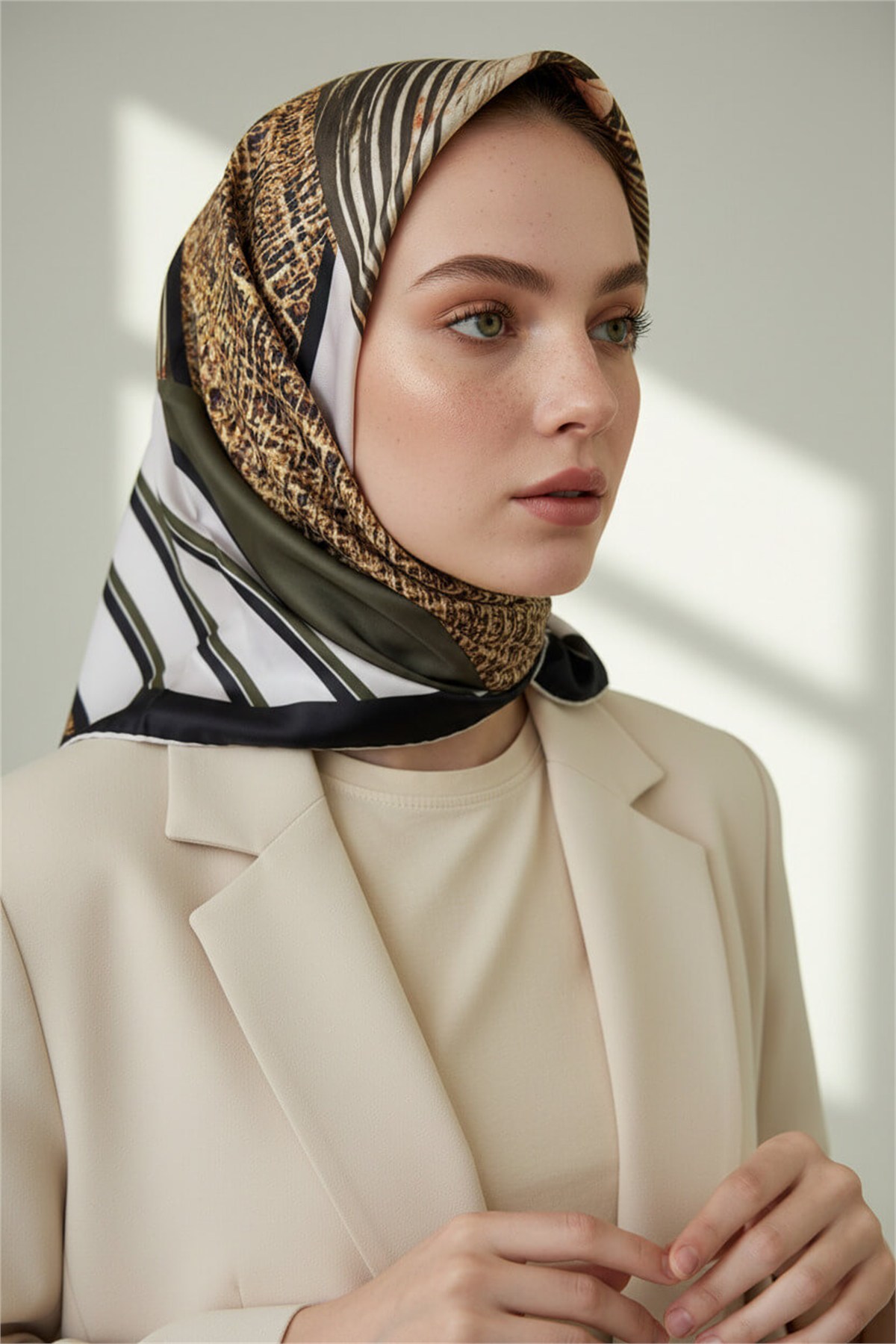 Twill Dalgalı Geometrik Desenli Haki Renkli 90x90 Eşarp (İpek İçermez) Kenar Dikiş Şekli El Dikişli
