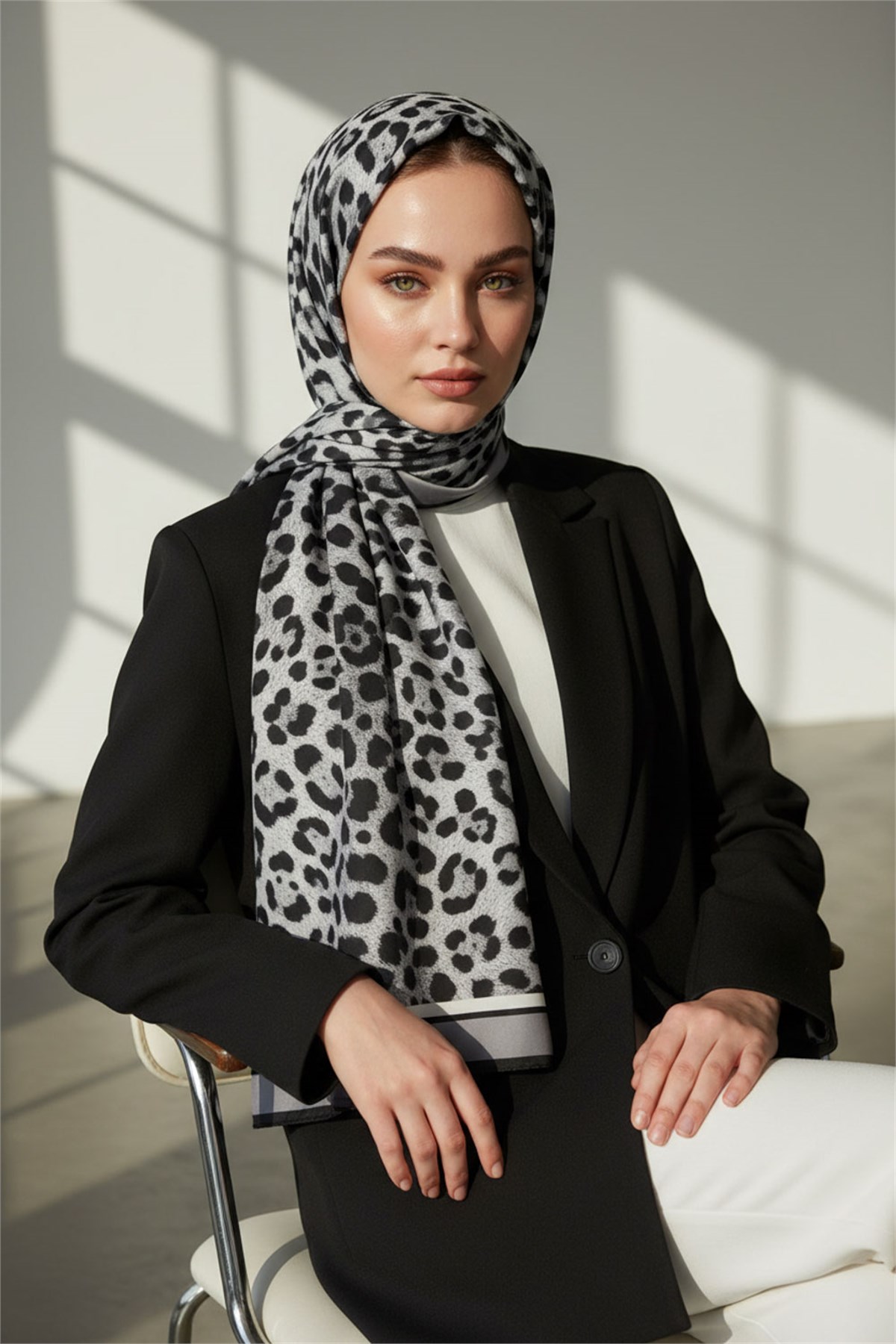 KREP LEOPAR DESENLİ GÜMÜŞ RENKLİ 75X195 KIRIŞMAZ ŞAL