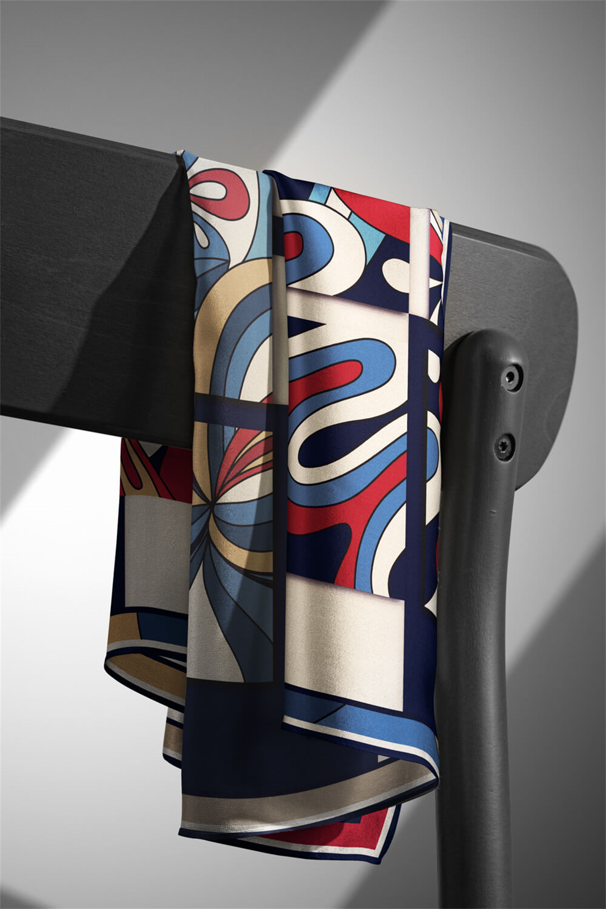 % 57 İPEK % 43 VİSKON Twill İpek Geometrik Desenli Lacivert - Bordo Renkli 90x90 Dikim Şekli : El Dikişi Eşarp