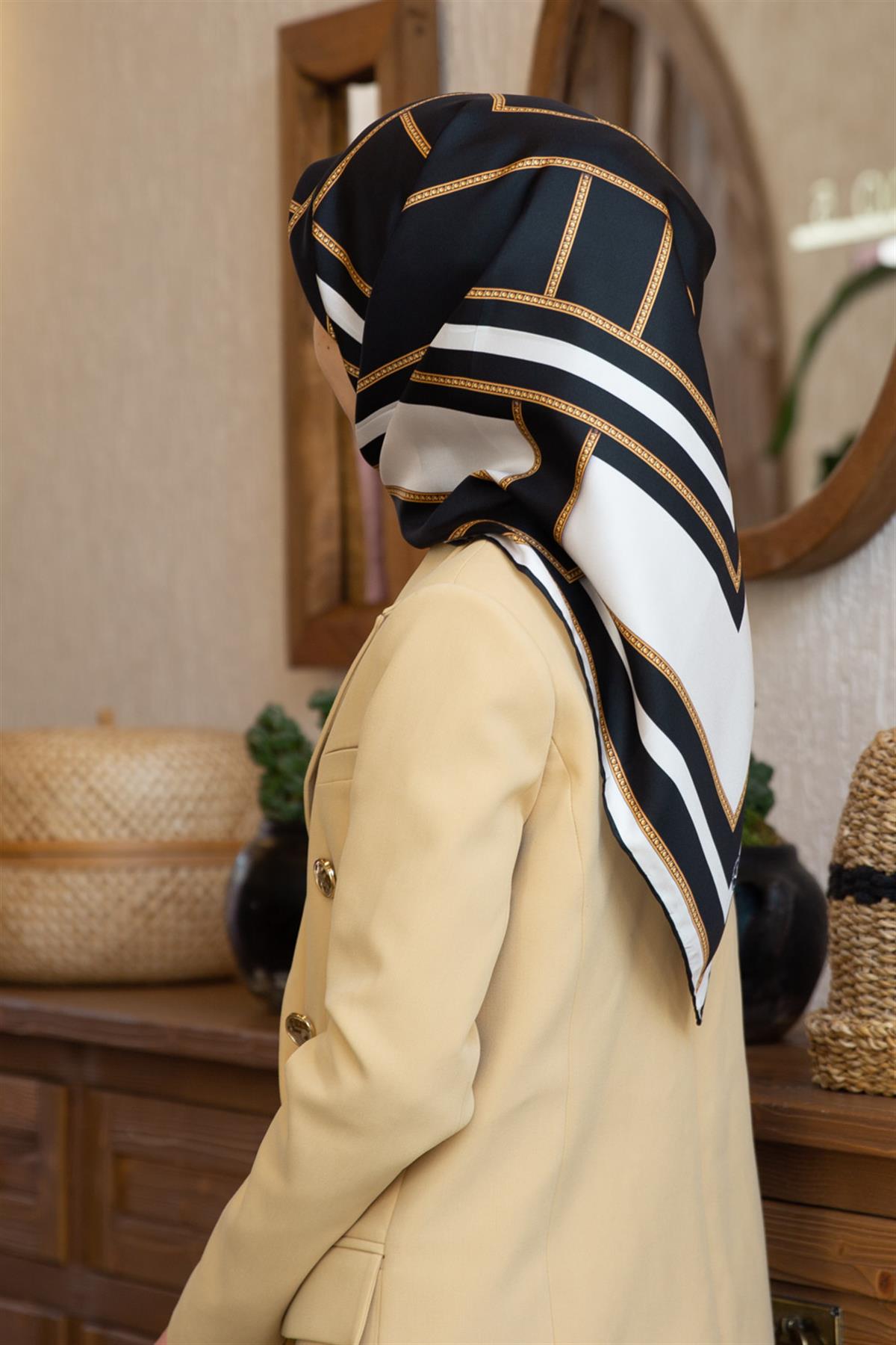 %100 Twill İpek Geometrik Desenli Siyah - Krem Renkli 90x90 Eşarp Dikim Şekli : El Dikişi