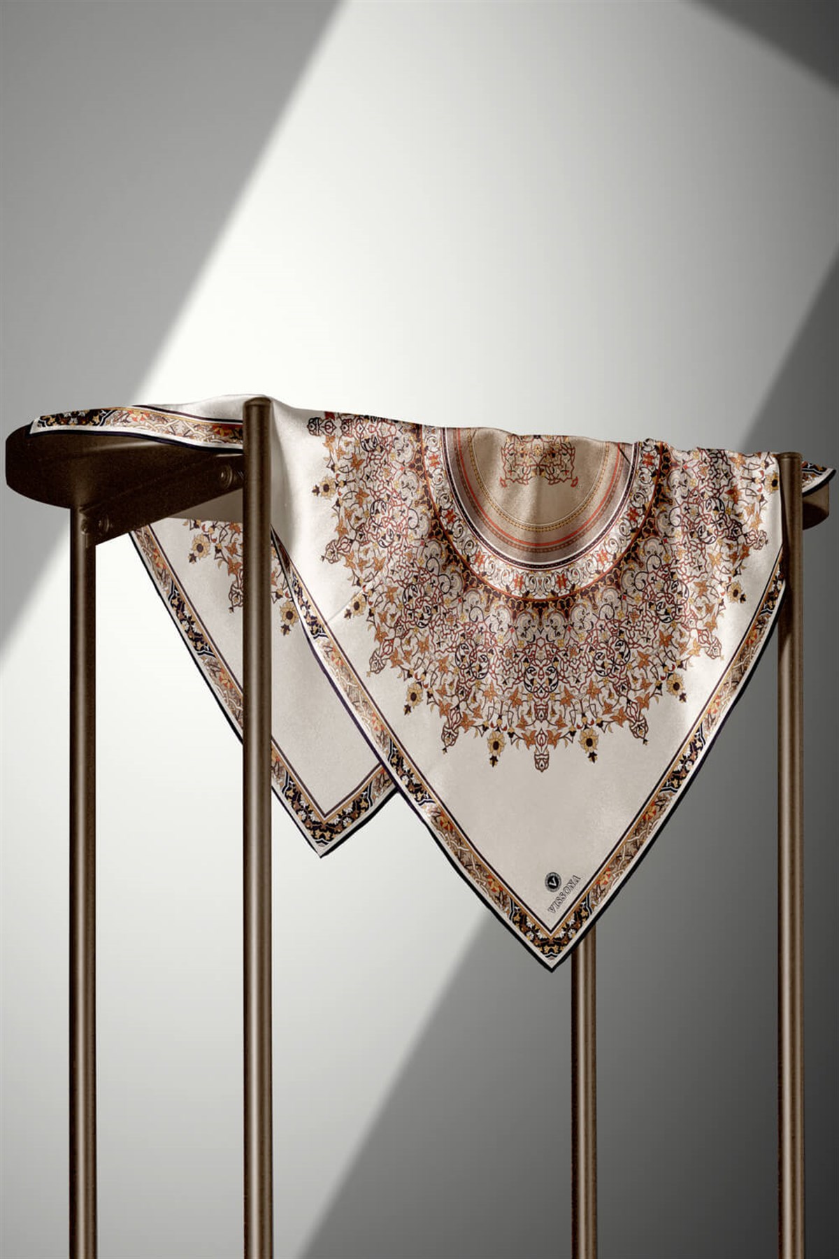 %100 Twill İpek Şal Desenli Bej Renkli 90x90 Eşarp Dikim Şekli : El Dikişi