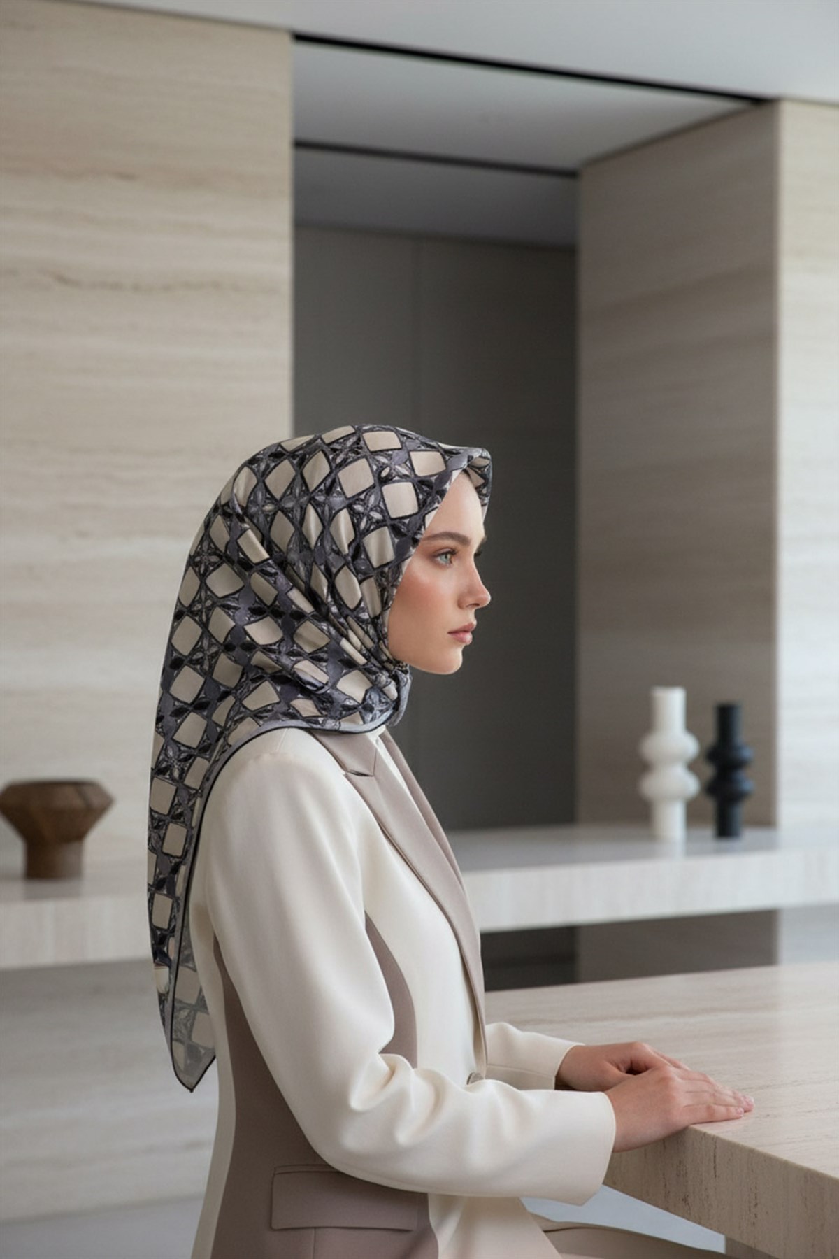 %100 Twill İpek Geometrik Desenli Krem - Gri Renkli 90x90 Eşarp Dikim Şekli : El Dikişi