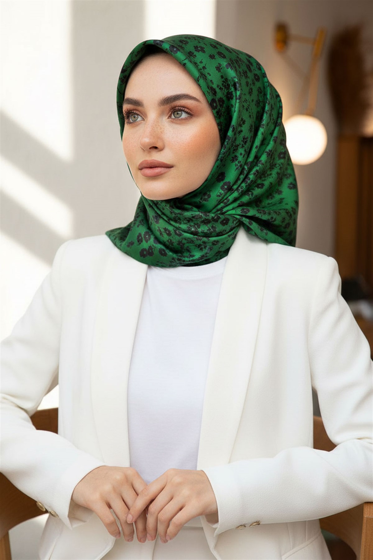 %100 Twill İpek Çıtır Çiçek Desenli Zümrüt Yeşili - Siyah Renkli 90x90 Eşarp Dikim Şekli : El Dikişi