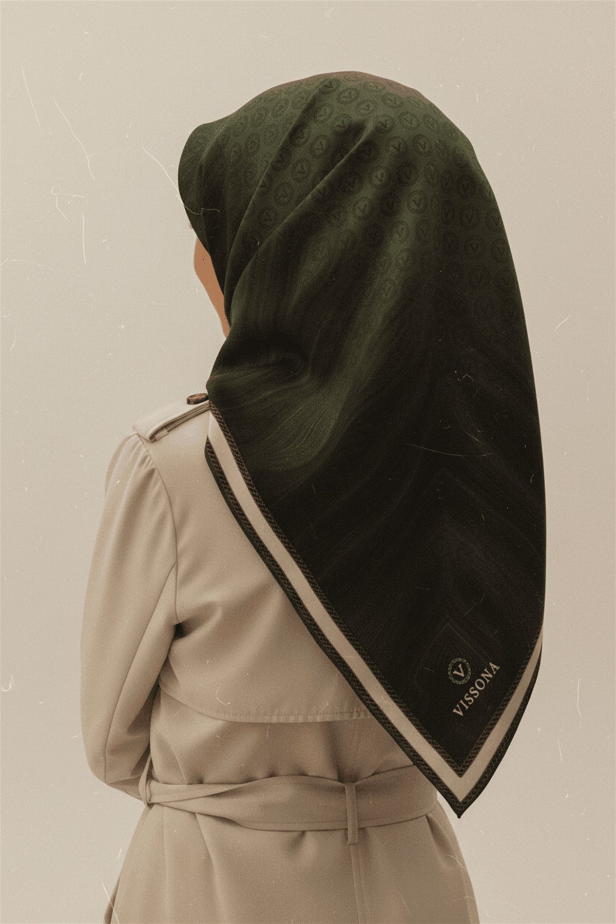% 57 İPEK % 43 VİSKON Twill İpek Monogram Desenli Haki Renkli 90x90 Dikim Şekli : El Dikişi Eşarp