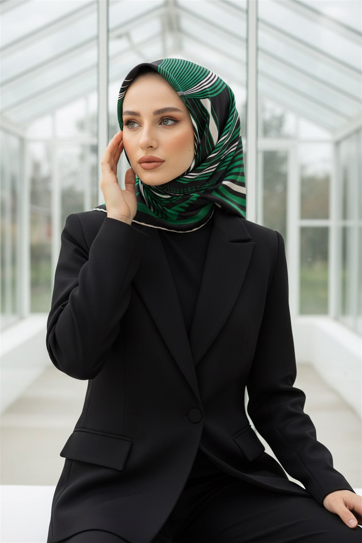 %100 Twill İpek Çizgili Desenli Zümrüt Yeşili - Krem Renkli 90x90 Eşarp Dikim Şekli : El Dikişi