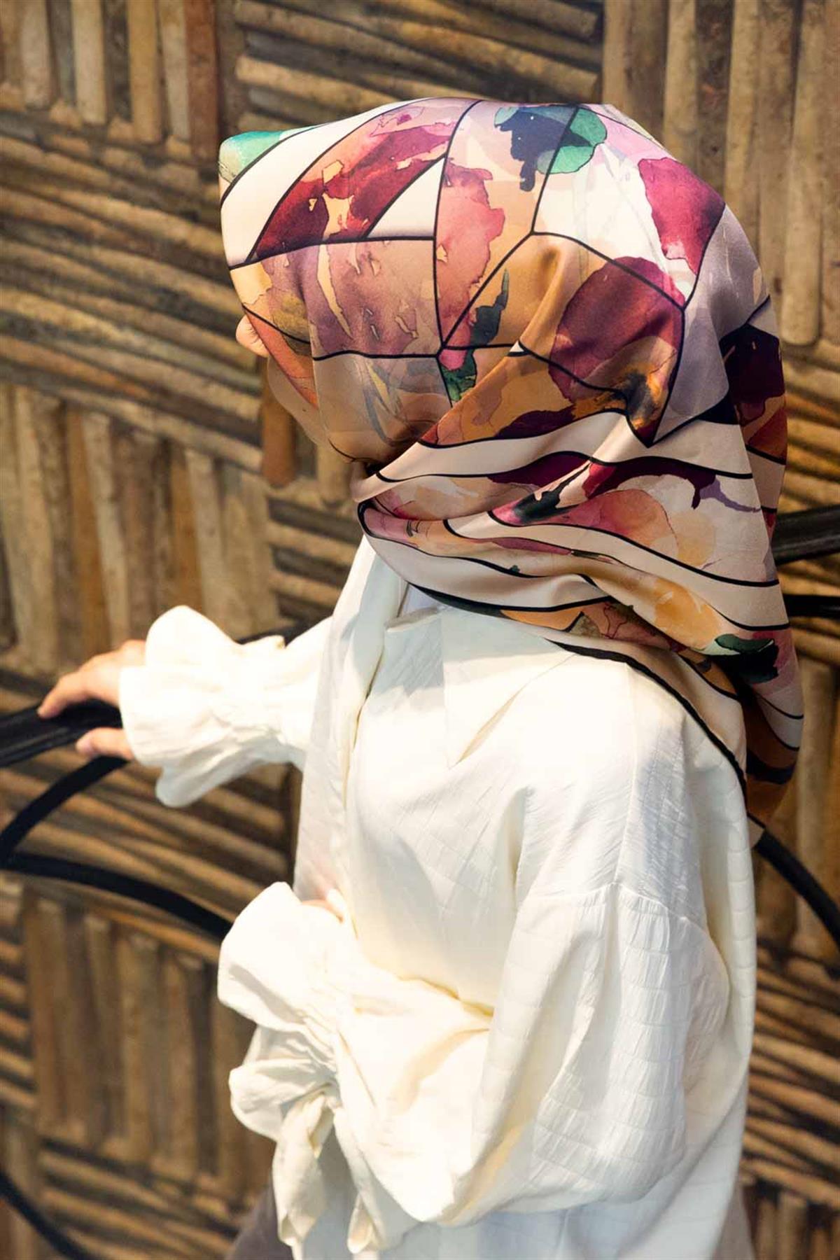 %100 Twill İpek Bahar Çiçekleri Desenli Gül Kurusu - Bej Renkli 90x90 Eşarp Kenar Dikiş Şekli El Dikişli