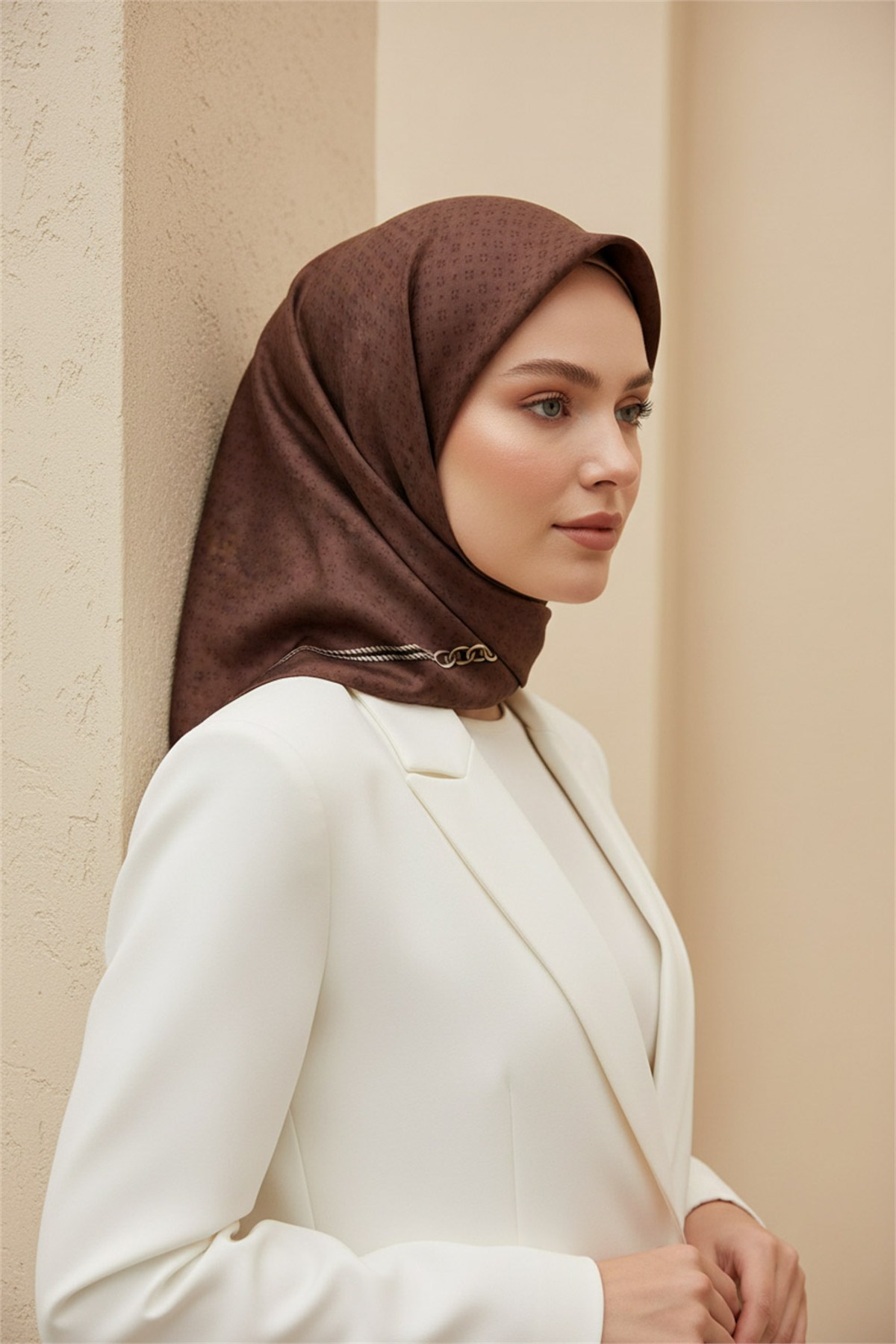%100 Twill İpek Zincir Desenli Kahverengi Renkli 90x90 Eşarp Dikim Şekli : El Dikişi