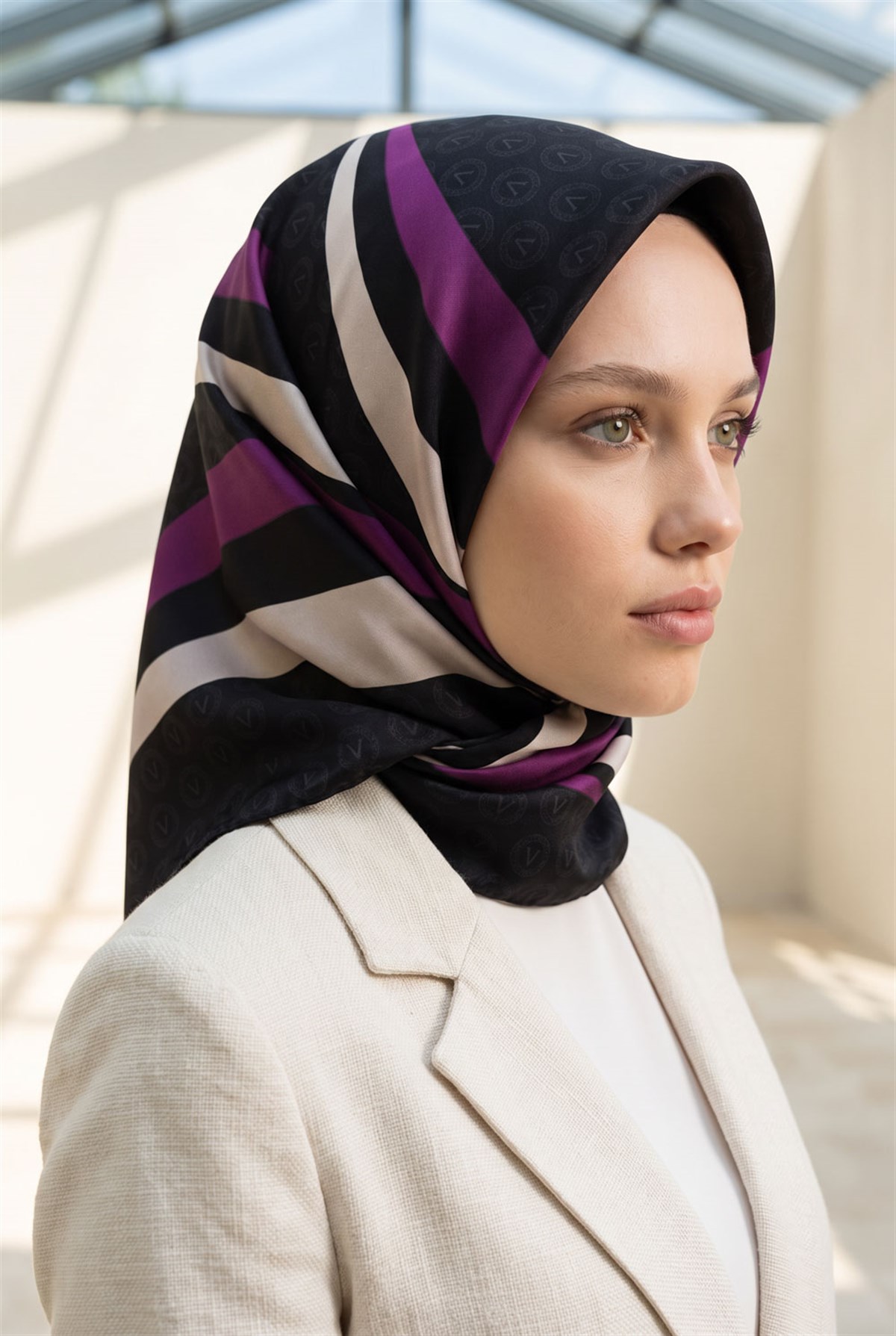 %100 Twill İpek Monogram Ve Geometrik Desenli Siyah - Mürdüm Renkli 90x90 Eşarp Dikim Şekli : El Dikişi