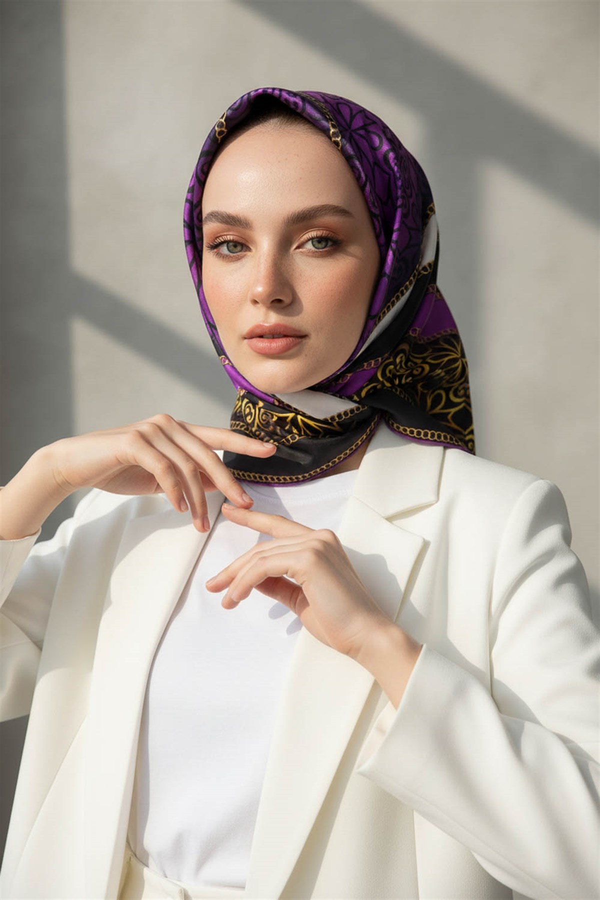 %100 Twill İpek Zincirli Ve Etnik Desenli Mürdüm - Siyah Renkli 90x90 Eşarp Dikim Şekli : El Dikişi