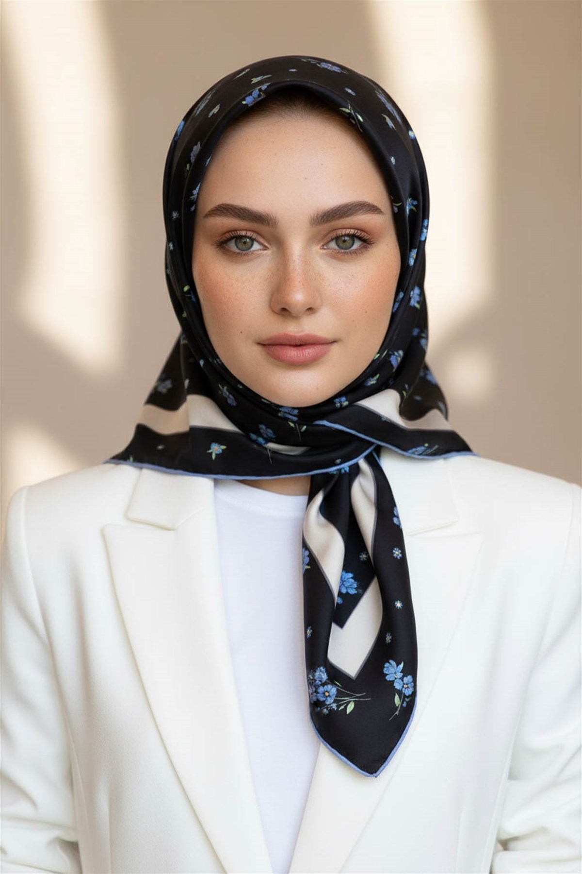 100% Twill İpek Bordürlü Çıtır Çiçek Desenli Siyah - İndigo Renkli 90x90 Dikim Şekli : El Dikişi Eşarp