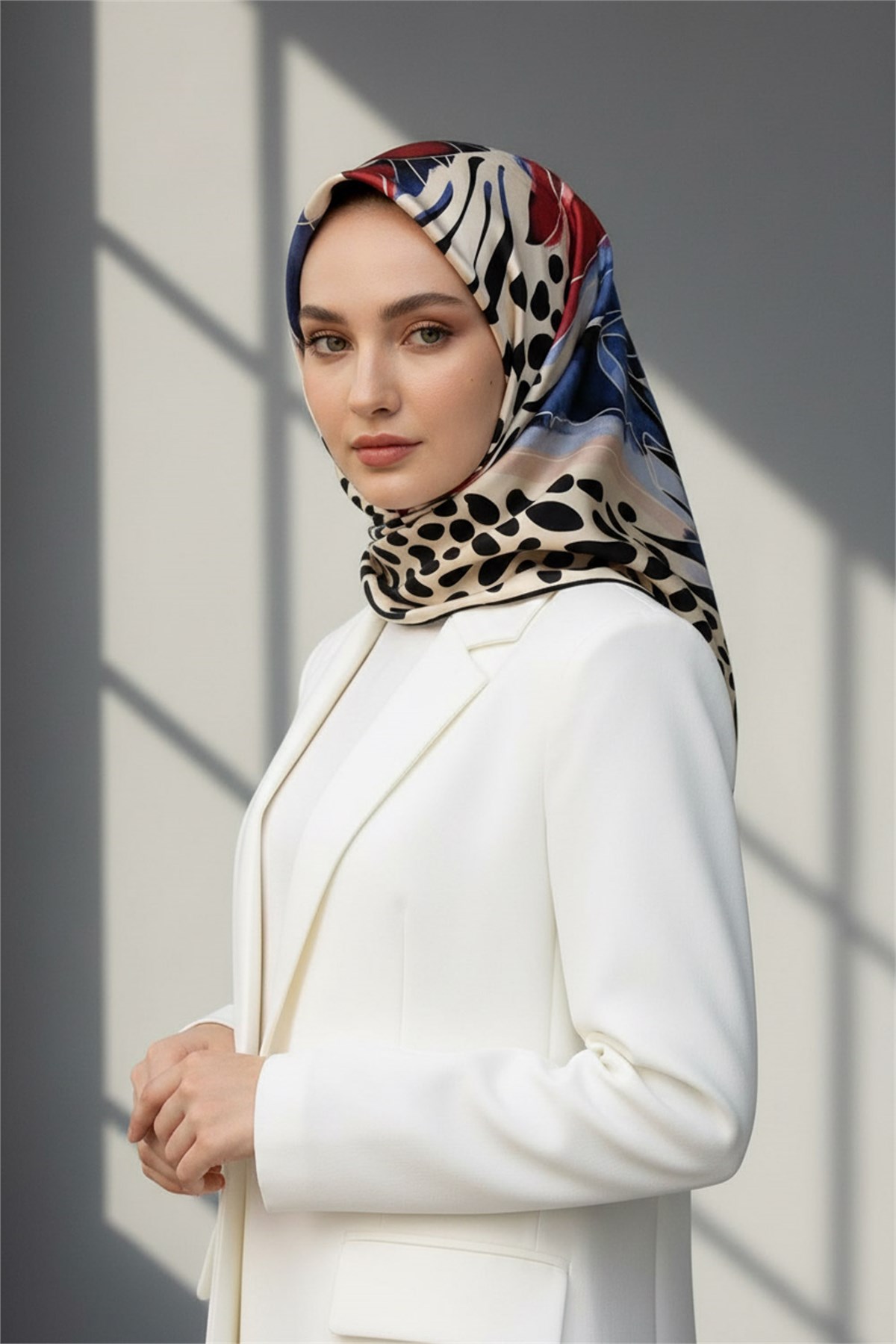%100 Twill İpek Amazon Desenli Kırmızı- İndigo Renkli 90x90 Eşarp Kenar Dikiş Şekli El Dikişli