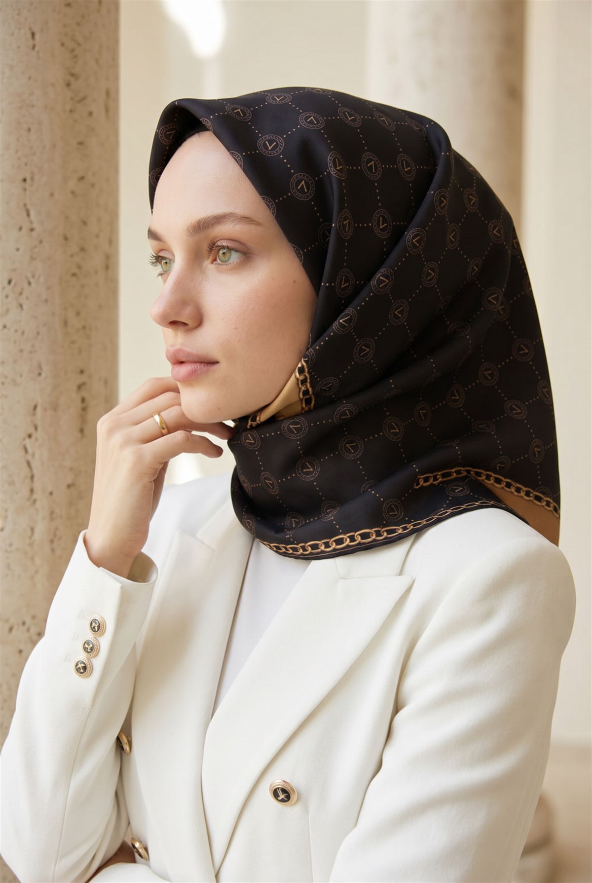 %100 Twill İpek Zincirli Ve Monogram Desenli Siyah - Gold Renkli 90x90 Eşarp Dikim Şekli : El Dikişi