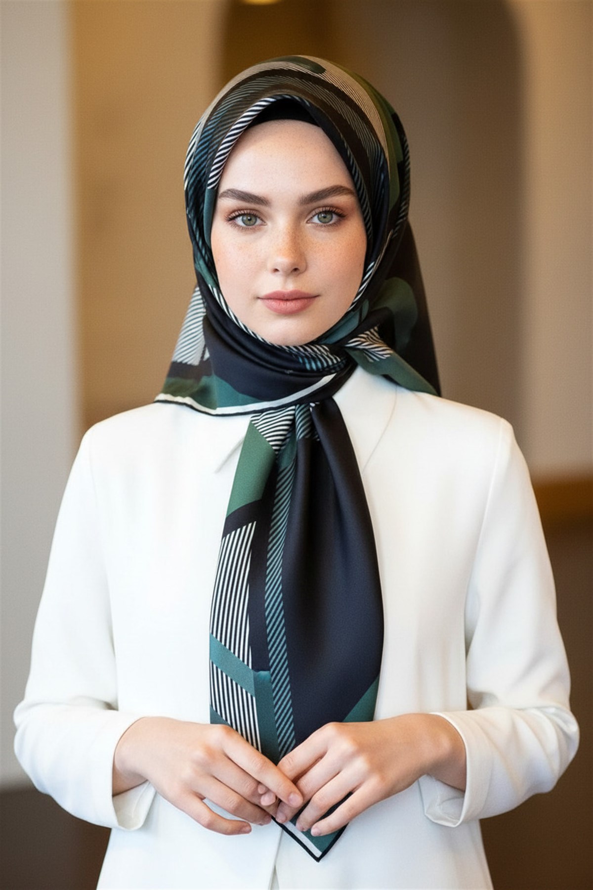 % 57 İPEK % 43 VİSKON Twill İpek Geometrik Desenli Zümrüt Yeşili - Siyah Renkli 90x90 Eşarp Dikim Şekli : El Dikişi