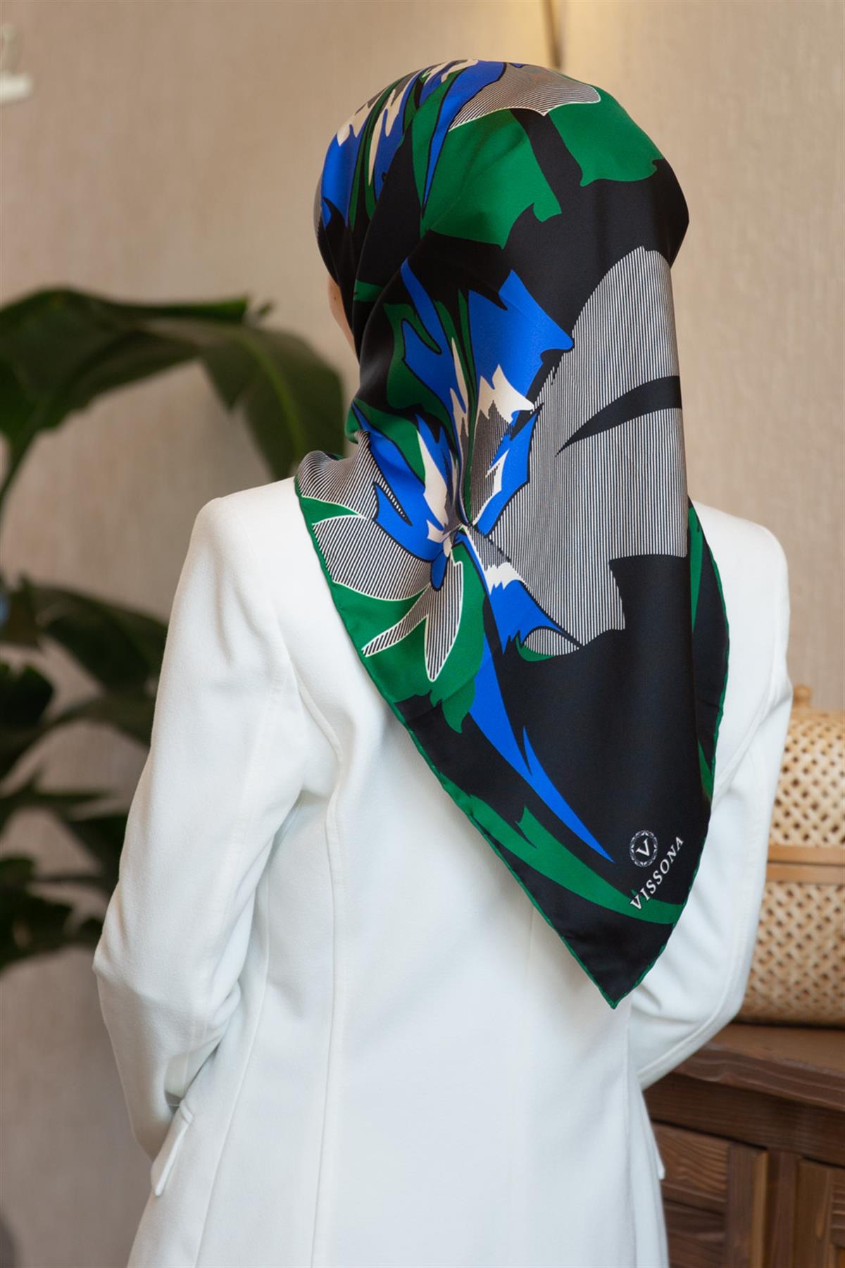 %100 Twill İpek Çiçek Desenli Siyah - Zümrüt Yeşili Renkli 90x90 Eşarp Dikim Şekli : El Dikişi