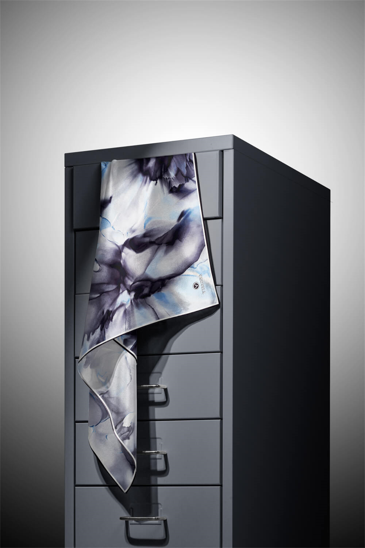 % 57 İPEK % 43 VİSKON Twill İpek Batik Çiçek Desenli Gri - İndigo Renkli 90x90 Eşarp Kenar Dikiş Şekli El Dikişli