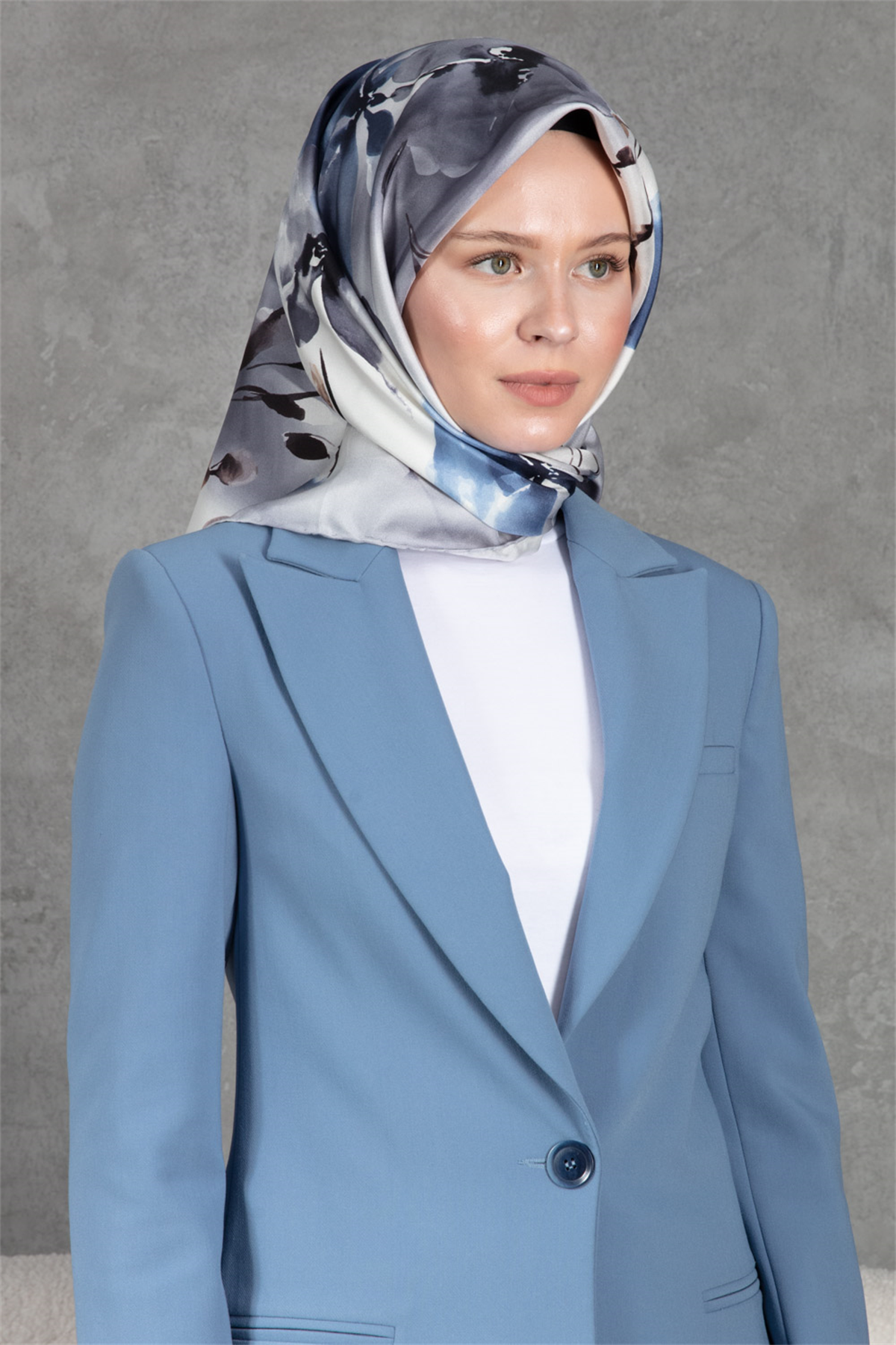 %100 Twill İpek Çiçek Desenli Füme - İndigo Renkli 90x90 Dikim Şekli : El Dikişi Eşarp