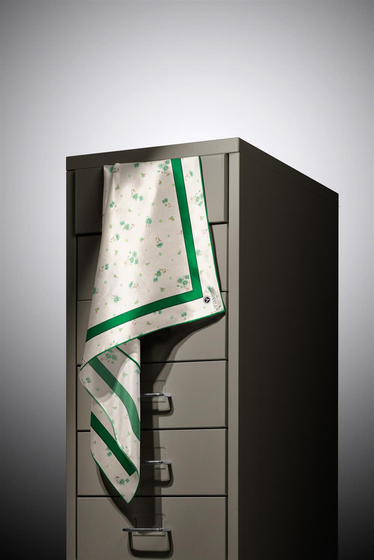 100% Twill İpek Bordürlü Çıtır Çiçek Desenli Zümrüt Yeşili Renkli 90x90 Dikim Şekli : El Dikişi Eşarp