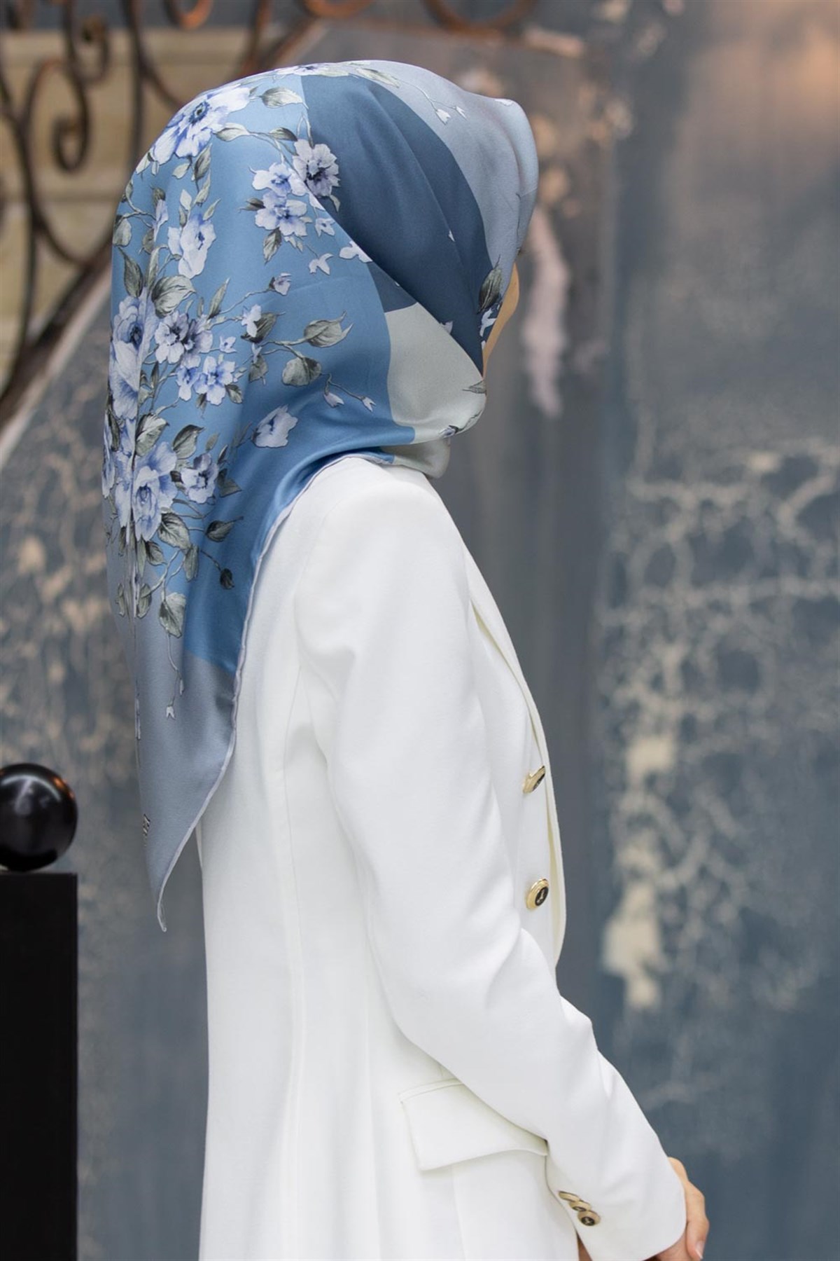 %100 Twill İpek Geometrik Ve Çiçek Desenli Bebe Mavisi Renkli 90x90 Eşarp Dikim Şekli : El Dikişi
