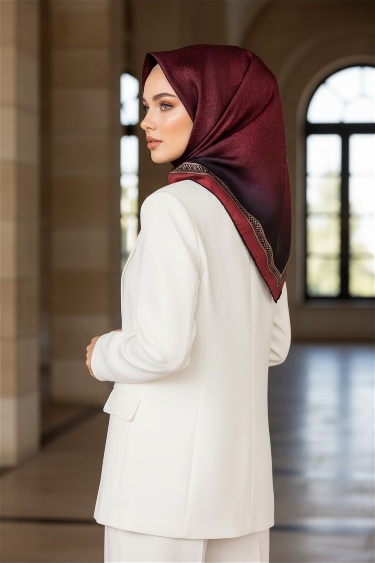 %57 İpek %43 Viskon Twill Eşarp 90x90 Bordo Barok Desenli El Dikişli Kadın Eşarp