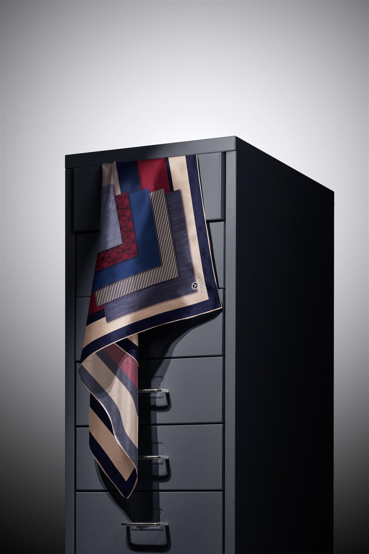 %100 Twill İpek Geometrik Desenli Bordo - Lacivert Renkli 90x90 Eşarp Dikim Şekli : El Dikişi