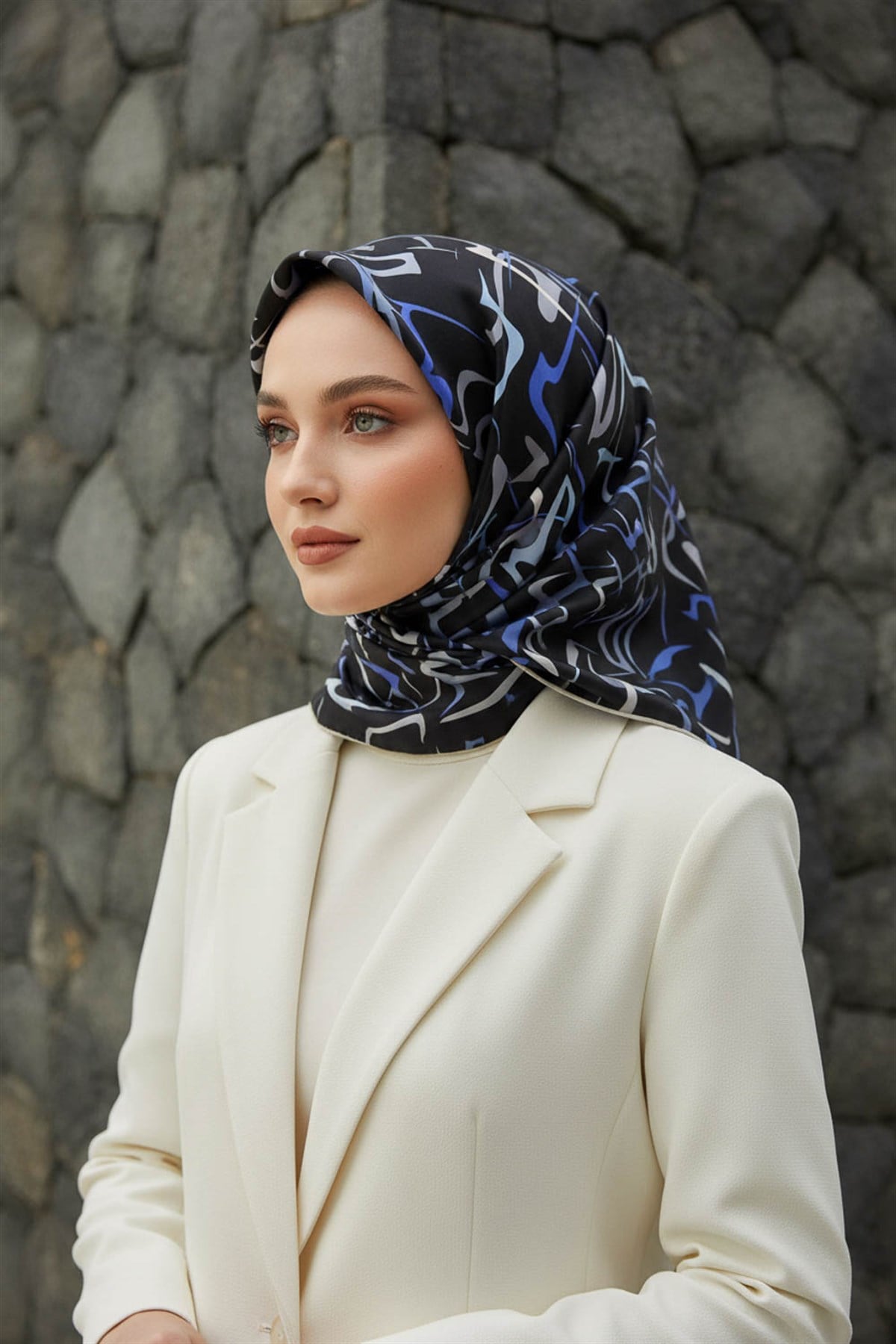 % 57 İPEK % 43 VİSKON Twill İpek Soyut Geometrik Desenli İndigo - Gri Renkli 90x90 Eşarp Dikim Şekli : El Dikişi