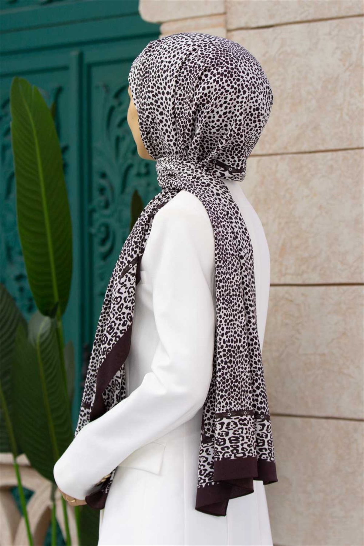 LÜKS MEDİNE İPEĞİ LEOPAR DESENLİ KAHVERENGİ RENKLİ 75X195 KIRIŞMAZ ŞAL MOSS KREP DİKİŞ TİPİ İTALYAN DİKİŞLİ