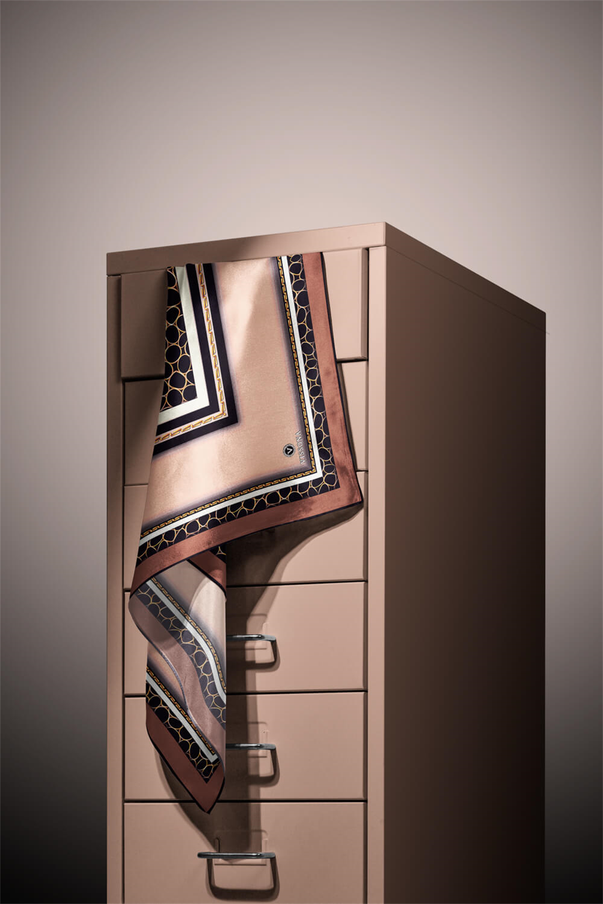 % 57 İPEK %43 VİSKON Twill İpek Gold Halka Desenli Bej - Kahverengi Renkli 90x90 Eşarp Dikim Şekli : El Dikişi