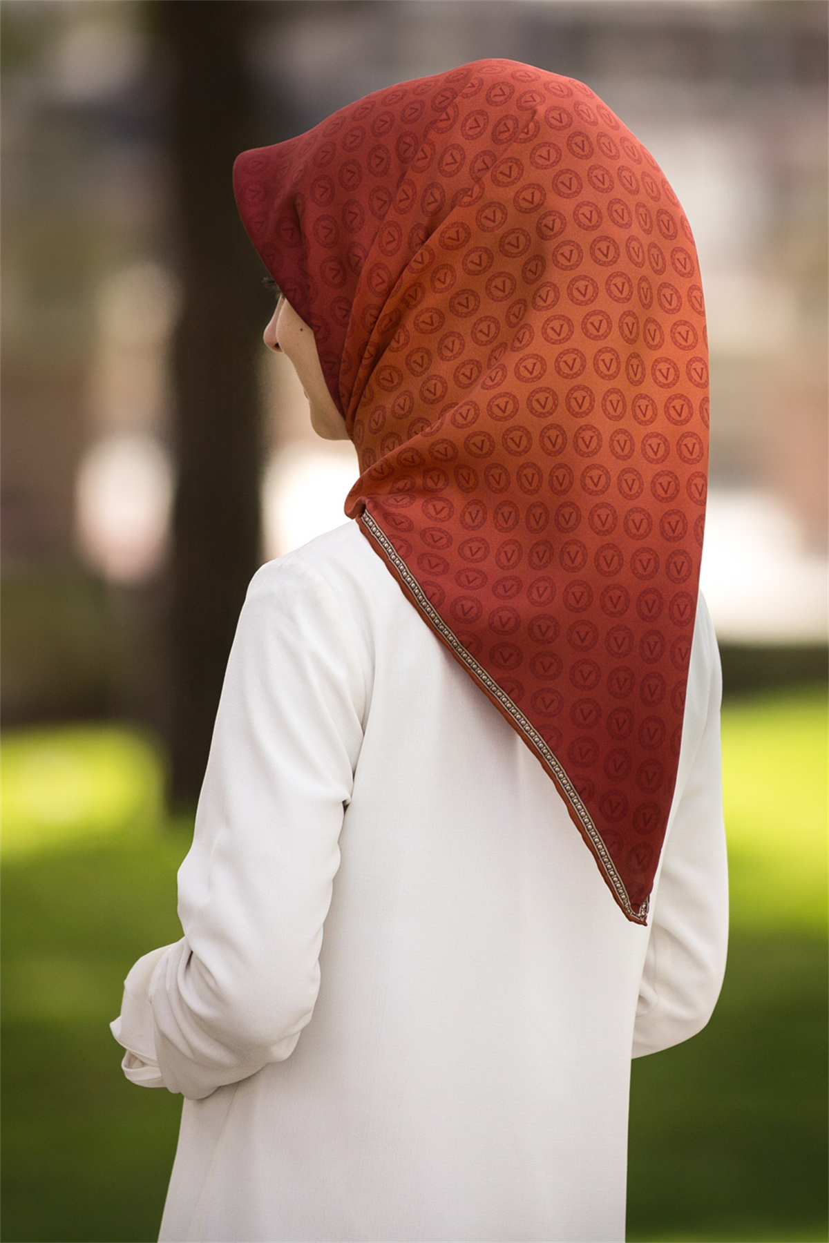 %100 Twill İpek Monogram Desenli Taba Renkli 90x90 Eşarp Dikim Şekli : El Dikişi