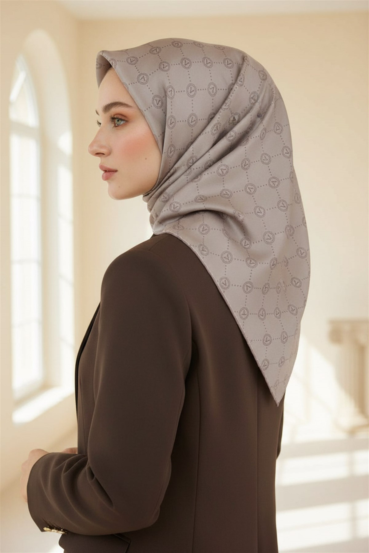 %100 Twill İpek Monogram Desenli Taş Renkli 90x90 Eşarp Dikim Şekli : El Dikişi