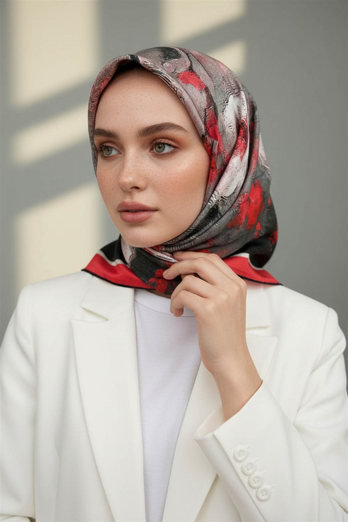 %100 Twill İpek Yağlı Boya Çiçek Desenli Nar Çiçeği Renkli 90x90 Eşarp Dikim Şekli : El Dikişi