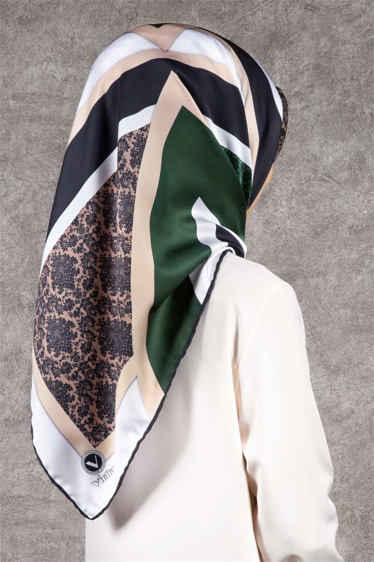 Twill Geometrik Barok Desenli Zümrüt Yeşili - Siyah Renkli 90x90 Eşarp (İpek İçermez) Kenar Dikiş Şekli El Dikişli
